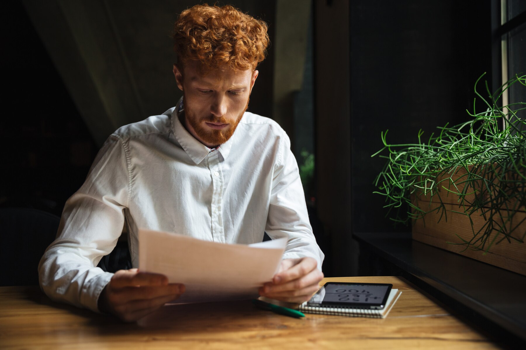 Un homme lisant une lettre | Source : Freepik