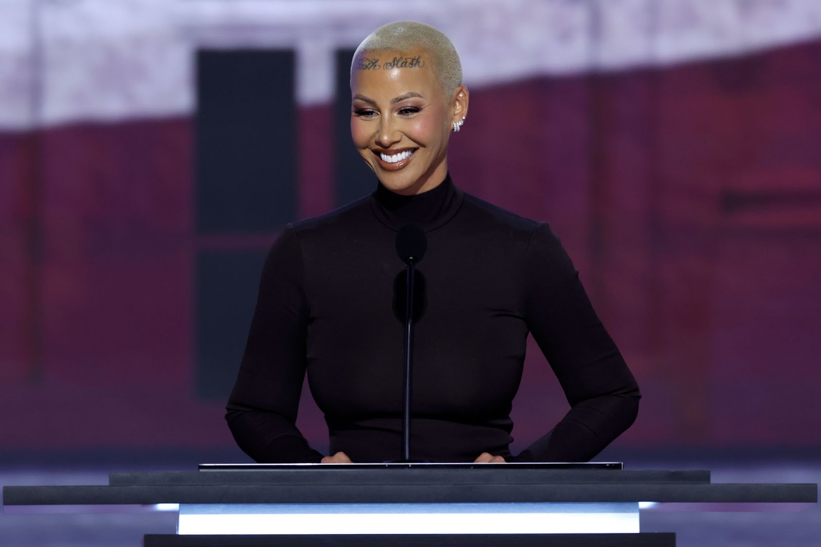 Amber Rose sur scène lors du premier jour de la convention nationale républicaine au Fiserv Forum, le 15 juillet 2024, à Milwaukee, dans le Wisconsin. | Source : Getty Images