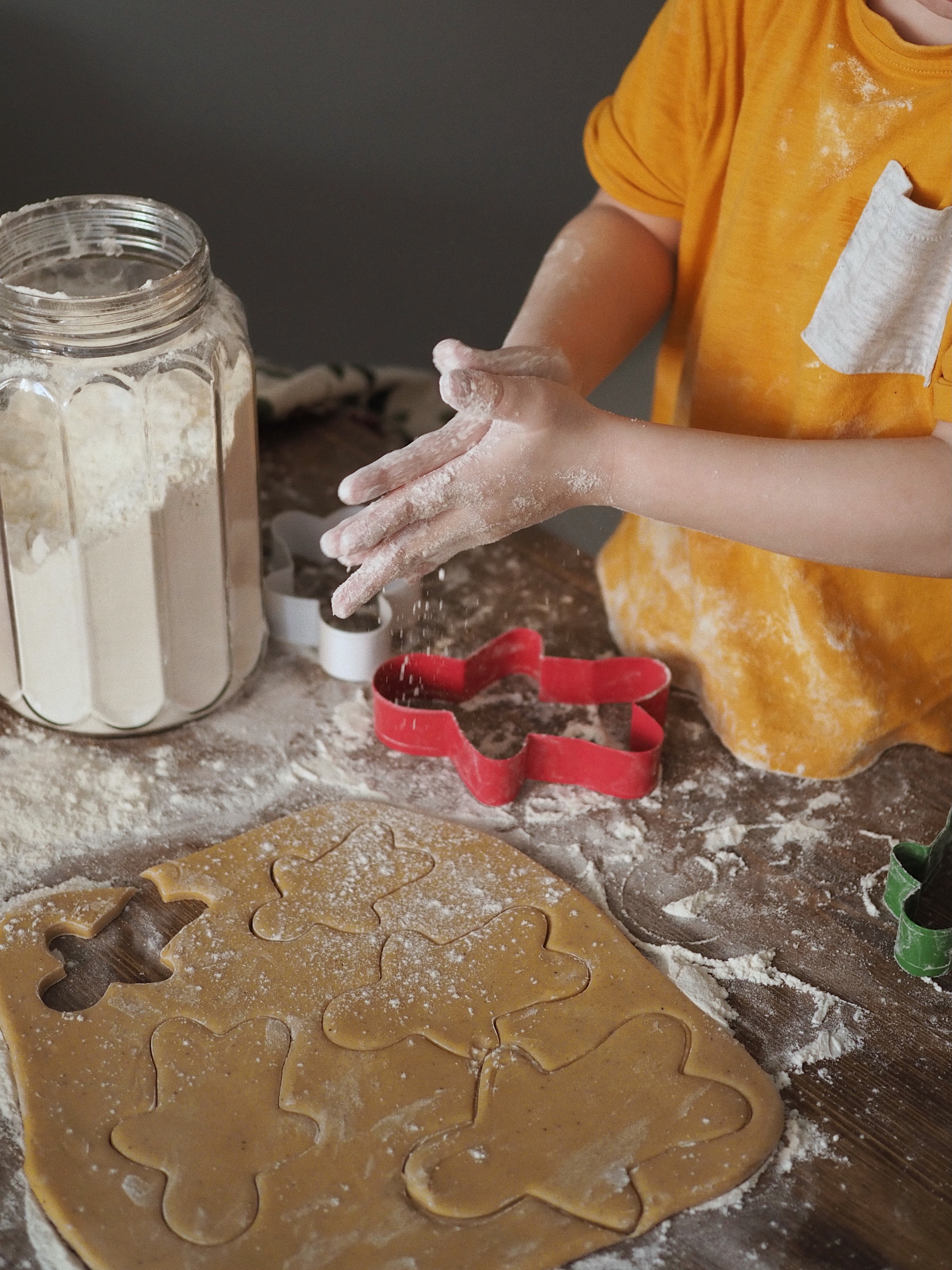 Enfant préparant des biscuits | Source : Unsplash
