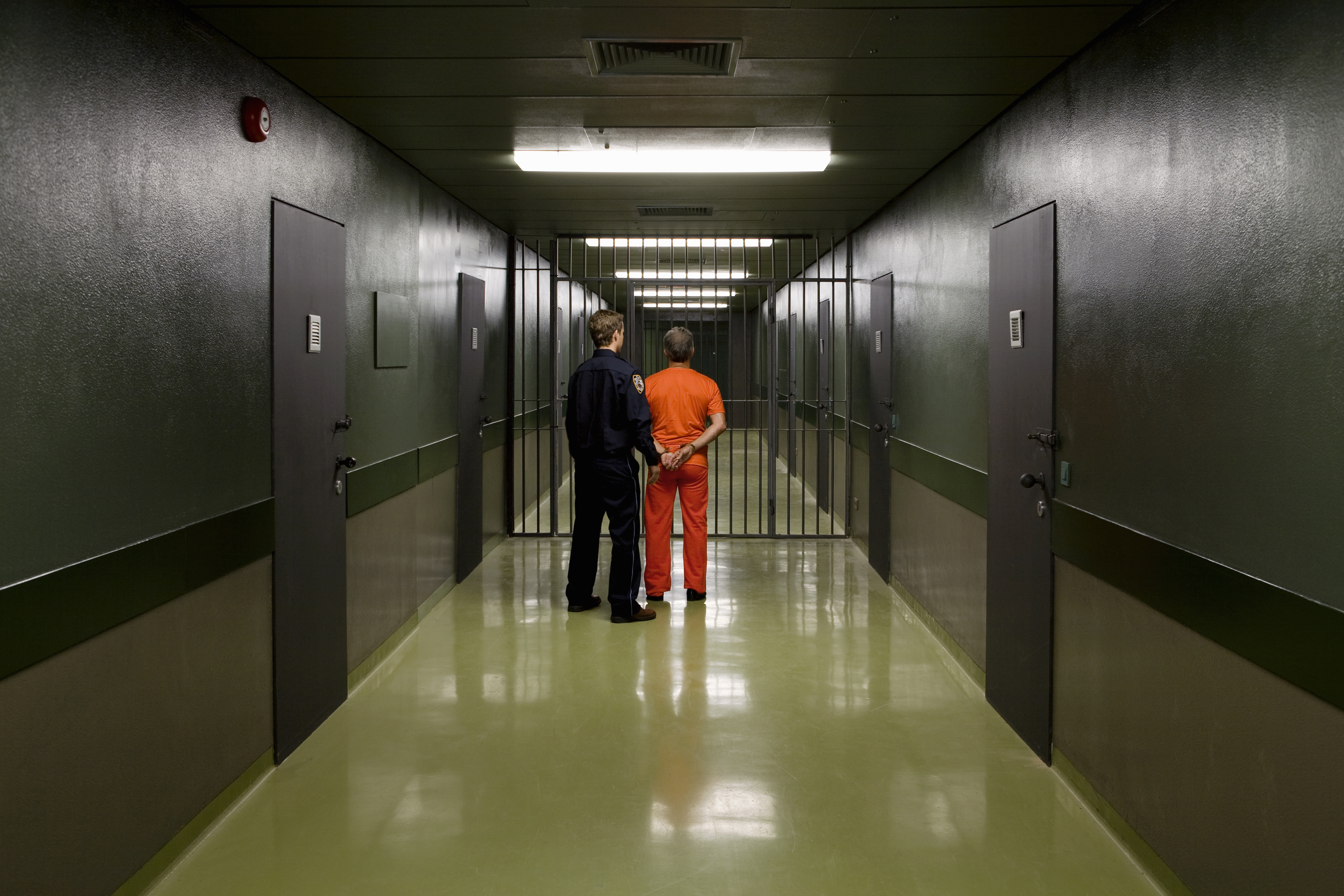 Un gardien de prison conduisant un prisonnier | Source : Getty Images