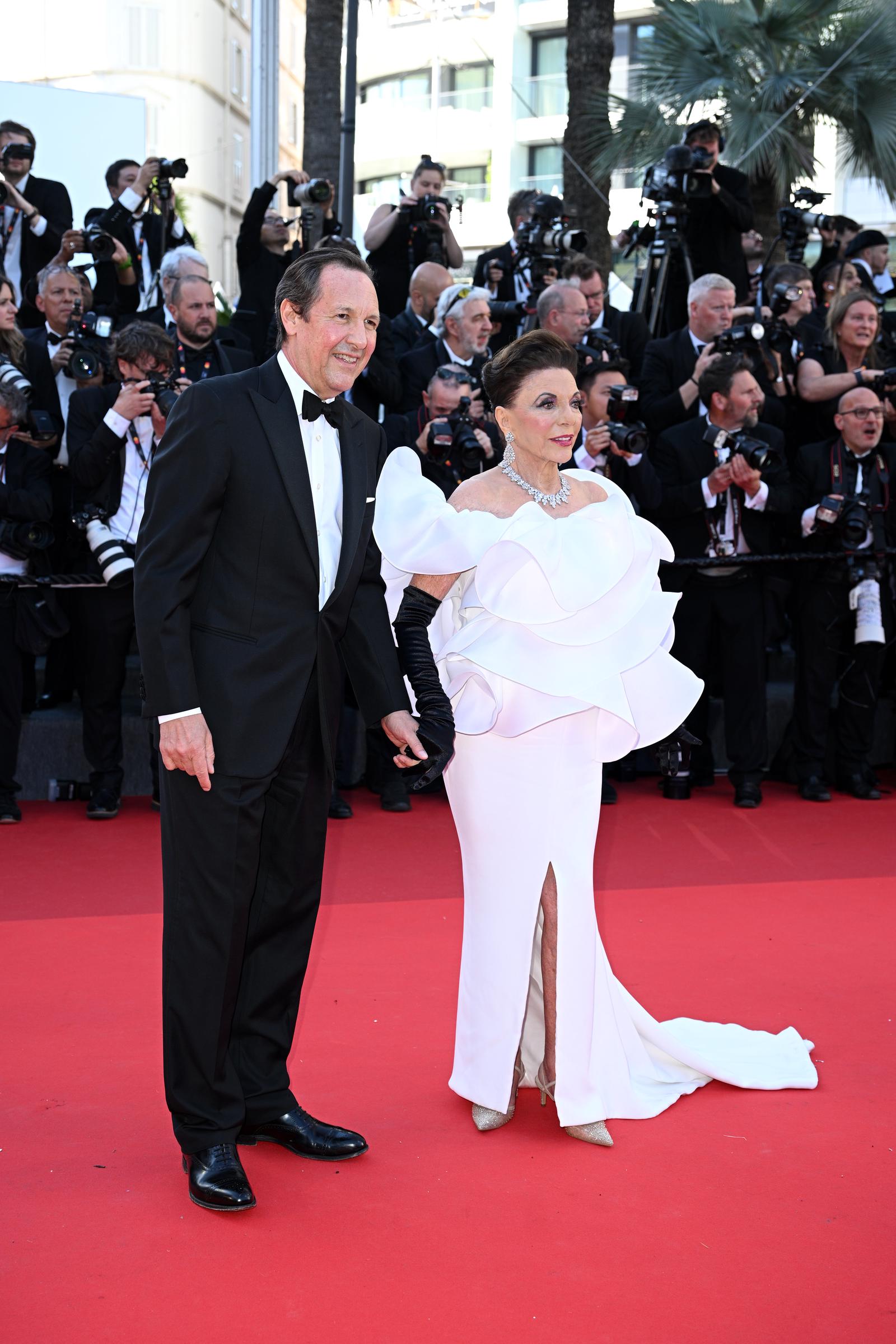 Dame Joan Collins assiste à la cérémonie d'ouverture et à la projection du film « La Vénus Électrique » lors du 79e Festival de Cannes, le 12 mai 2026 en France | Source : Getty Images