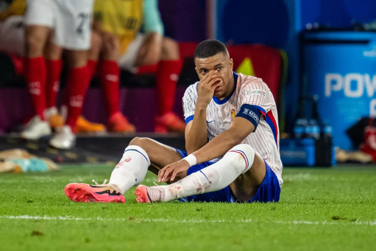 Kylian Mbappé (France) retourne sur le terrain après avoir reçu des soins médicaux lors du match de la phase de groupes de l'UEFA EURO 2024 entre l'Autriche et la France à la Duesseldorf Arena, le 17 juin 2024 à Duesseldorf, en Allemagne. | Source : Getty Images