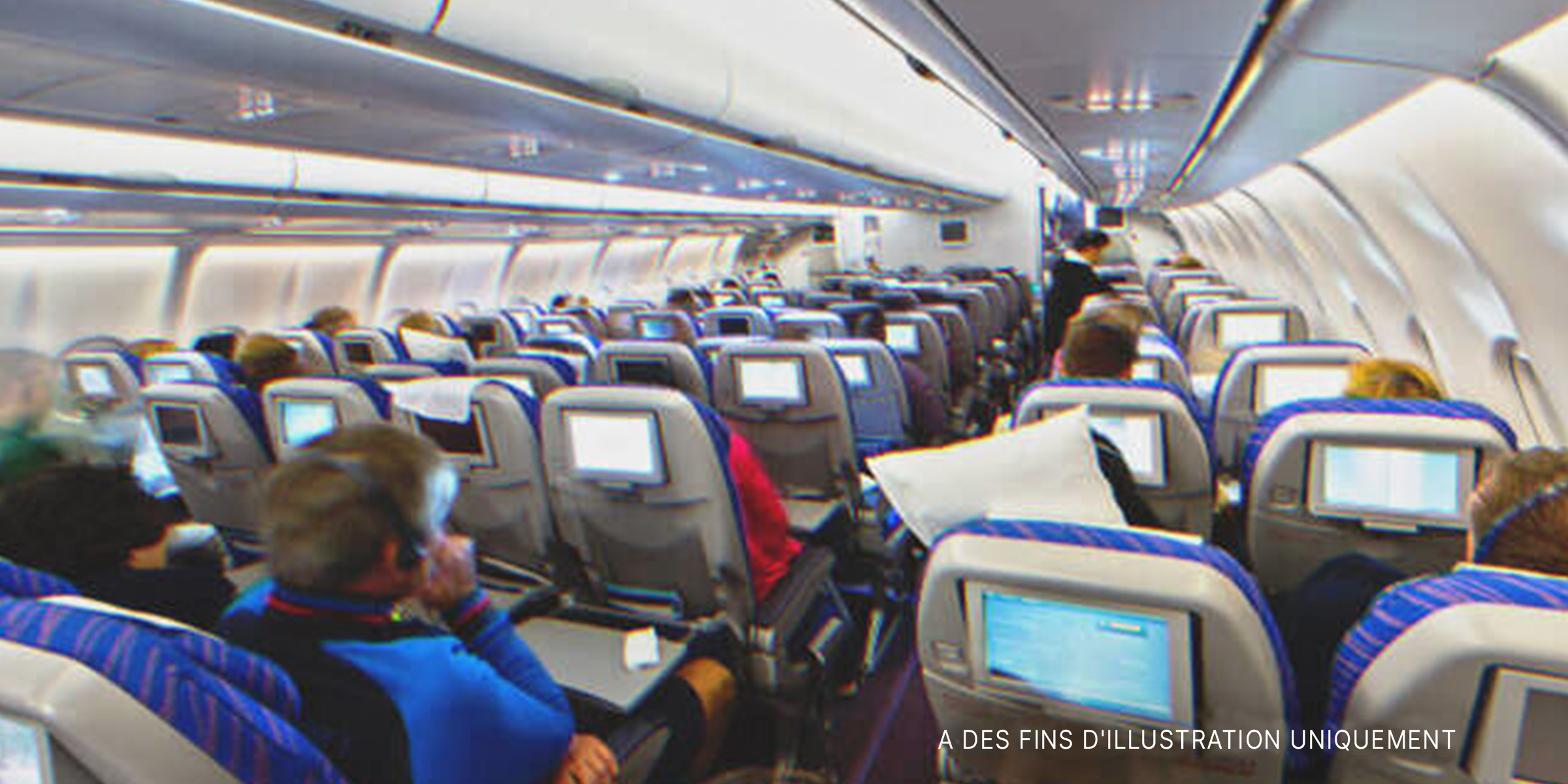 Des passagers assis dans un avion | Shutterstock