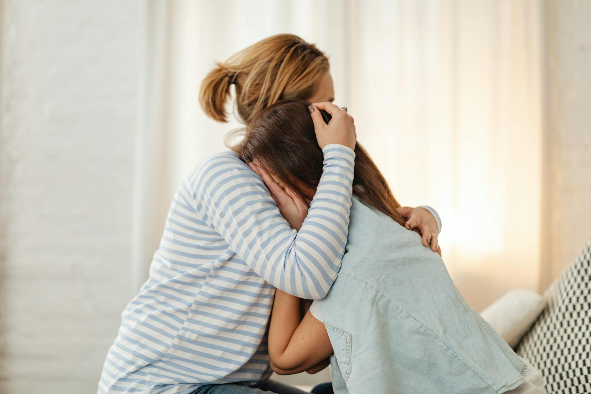 Une femme réconfortant une fillette | Source : Pexels