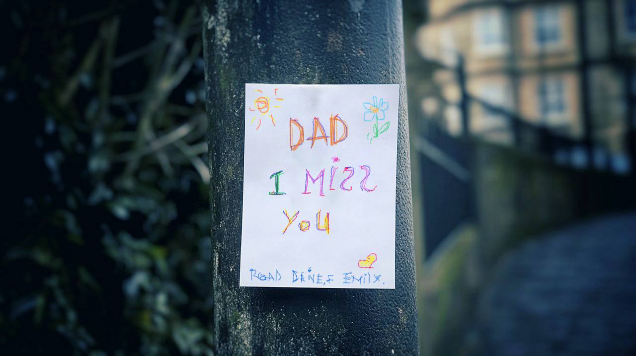 Une note qui dit : "Papa, tu me manques" | Source : Midjourney