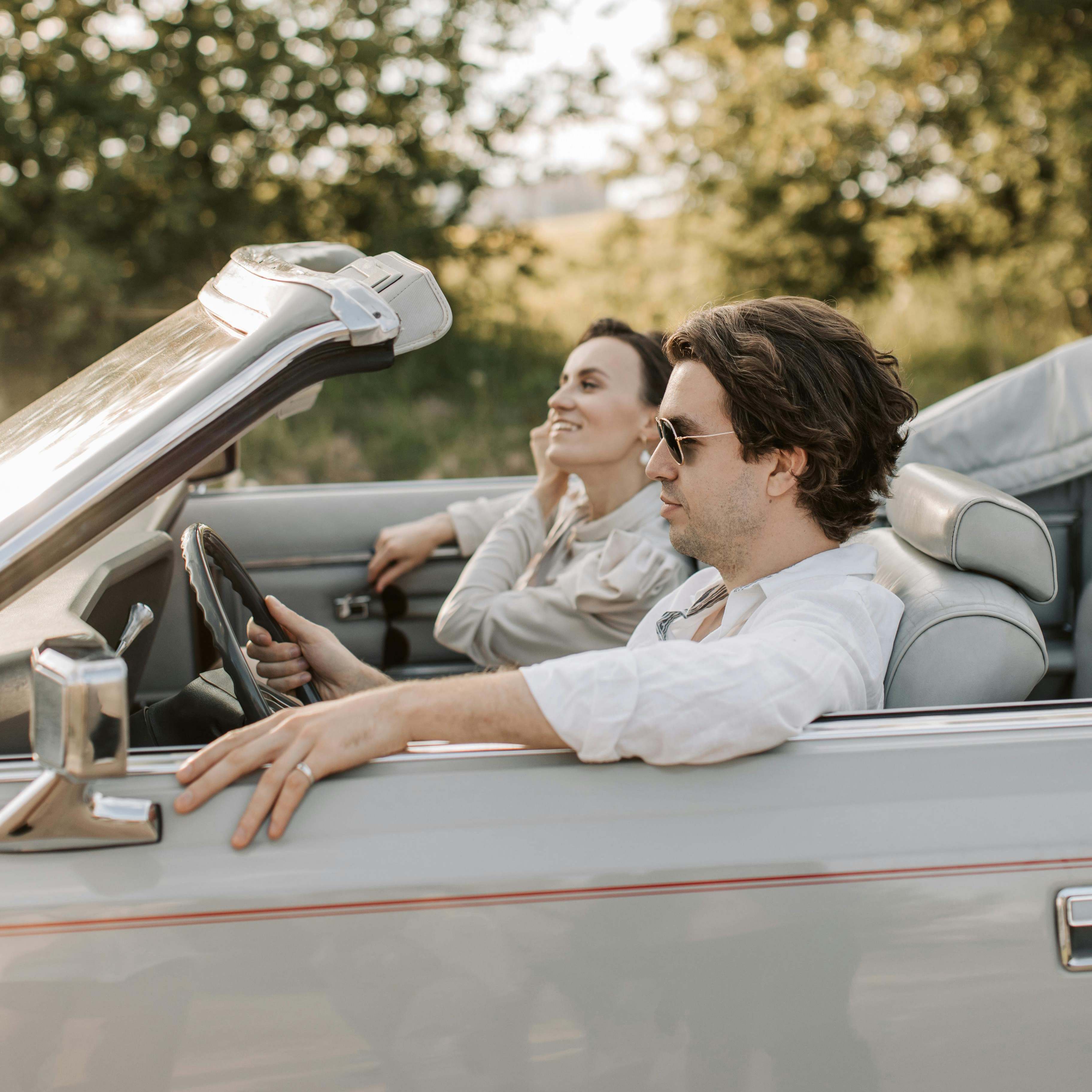 Un couple conduisant à travers la campagne | Source : Pexels