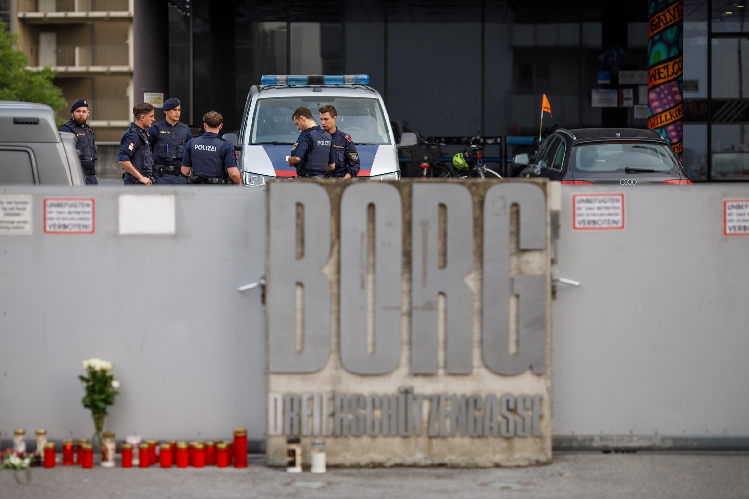 Des membres de la police sont vus dans une école où une fusillade a eu lieu le 10 juin 2025 à Graz, en Autriche I Source : Getty Images