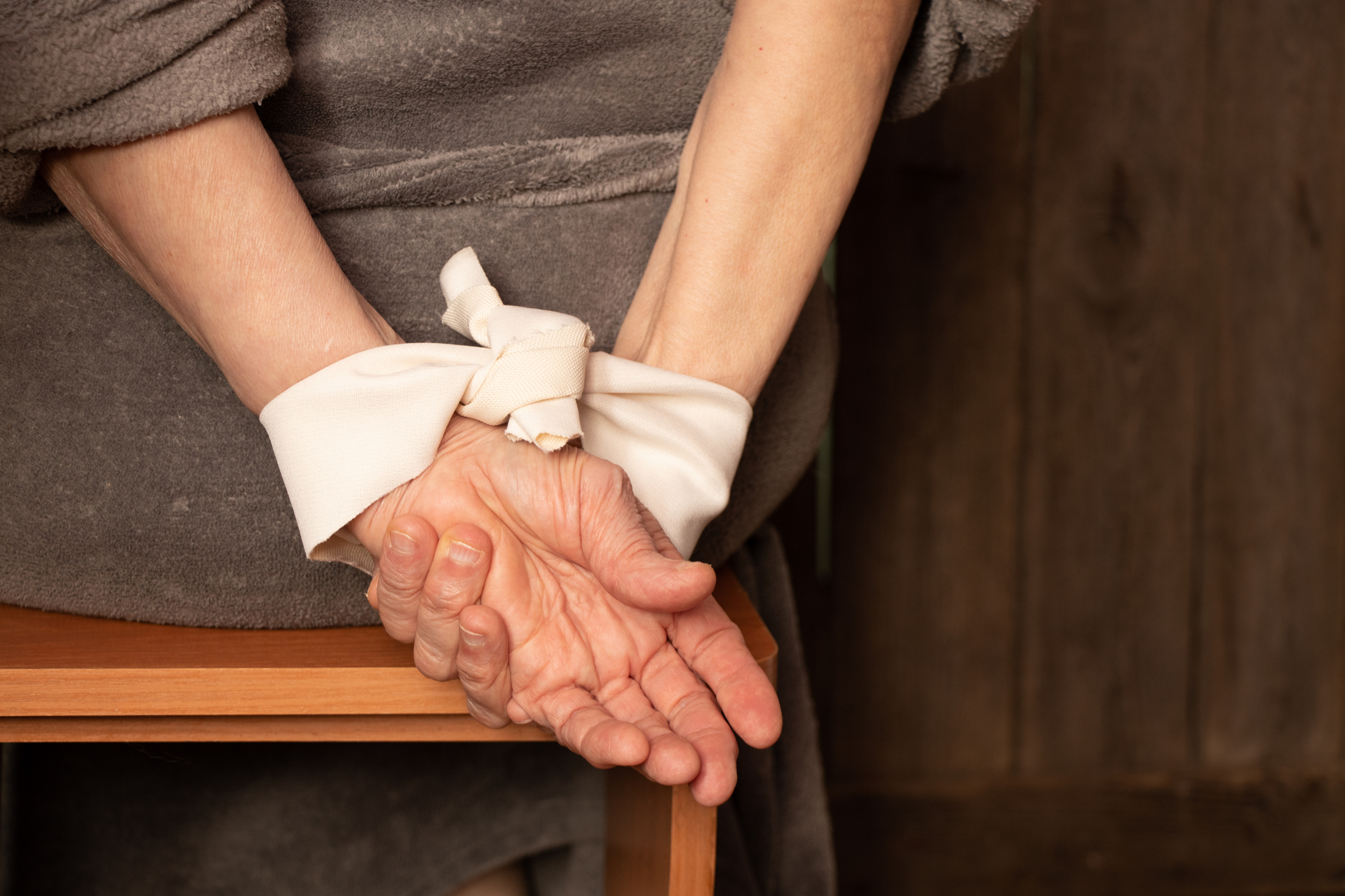 Une vieille dame, les mains attachées derrière le dos - photo d'illustration I Source : Getty Images