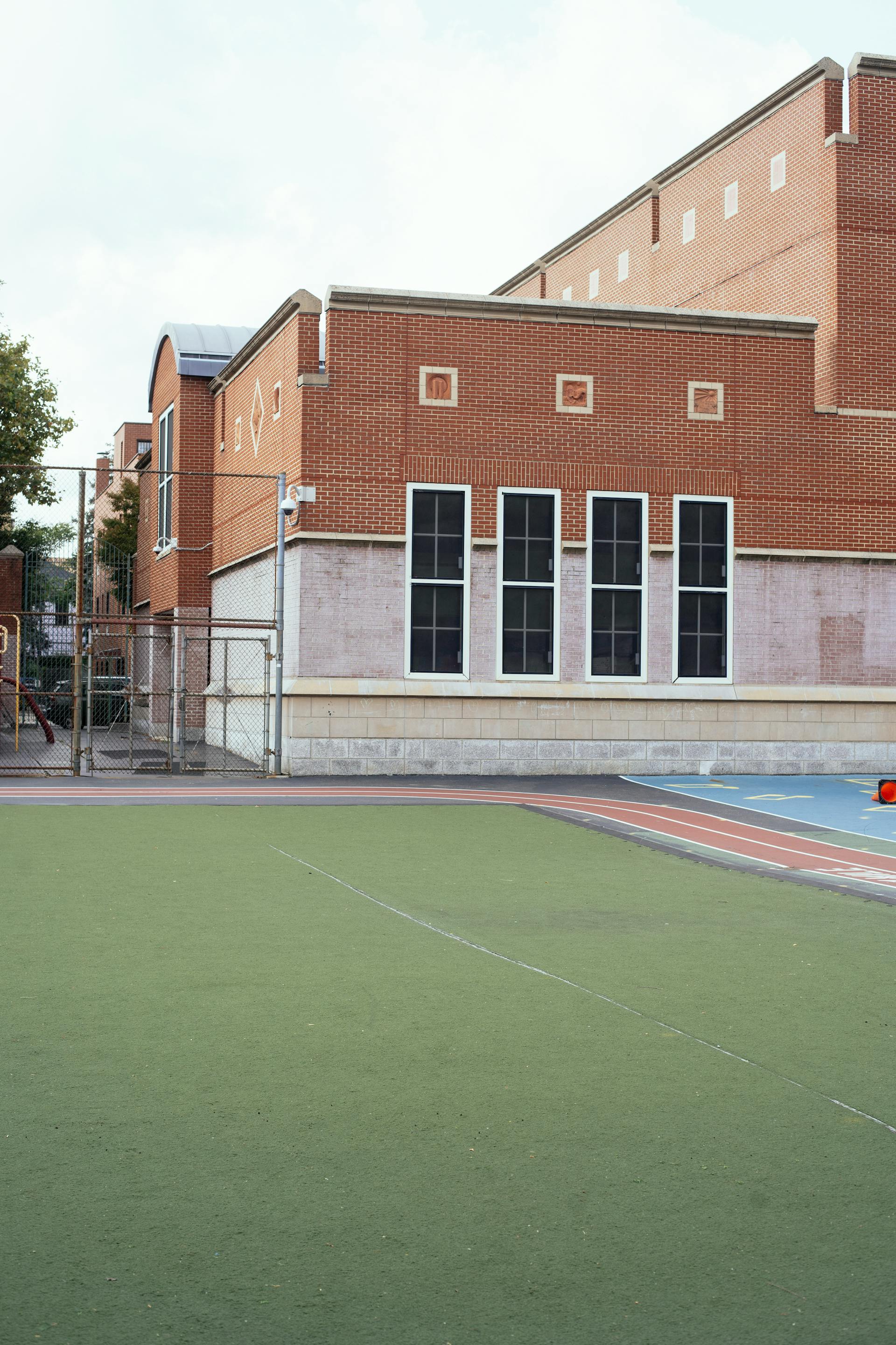 Extérieur d'un bâtiment scolaire | Source : Pexels