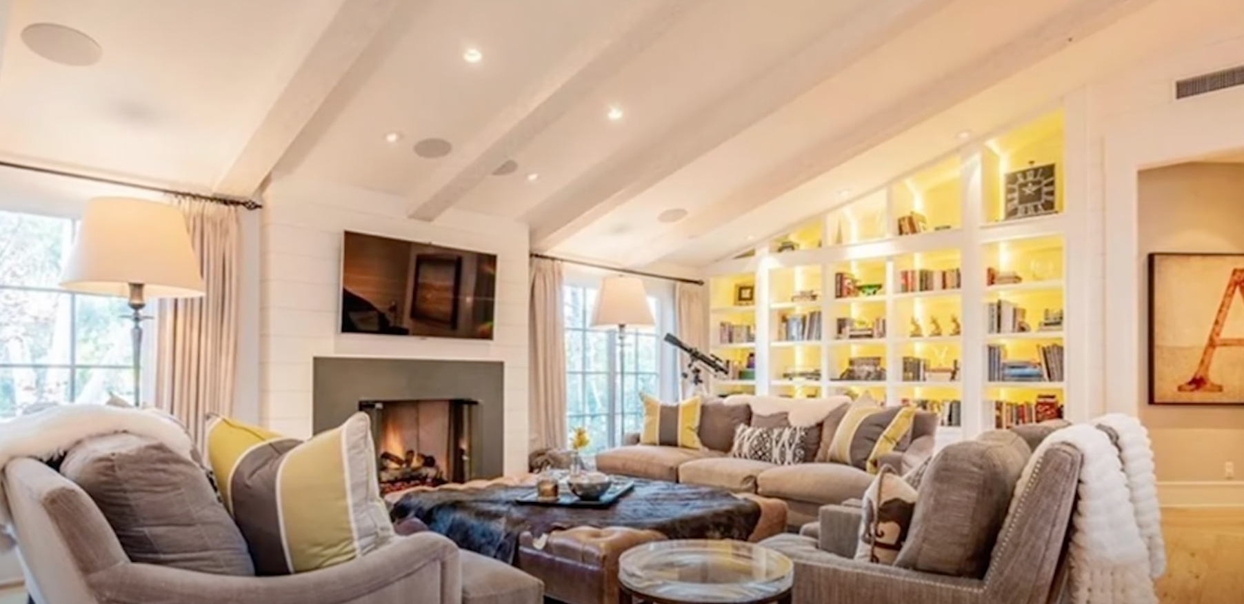 Le salon spacieux de John Stamos et Caitlin McHugh dans leur maison de Los Angeles | Source : YouTube@FamousEntertainment