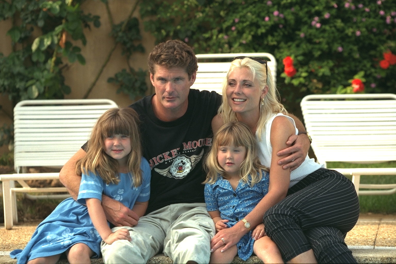 David Hasselhoff et Pamela Bach avec leurs filles Hayley et Taylor en France en 1996 | Source : Getty Images