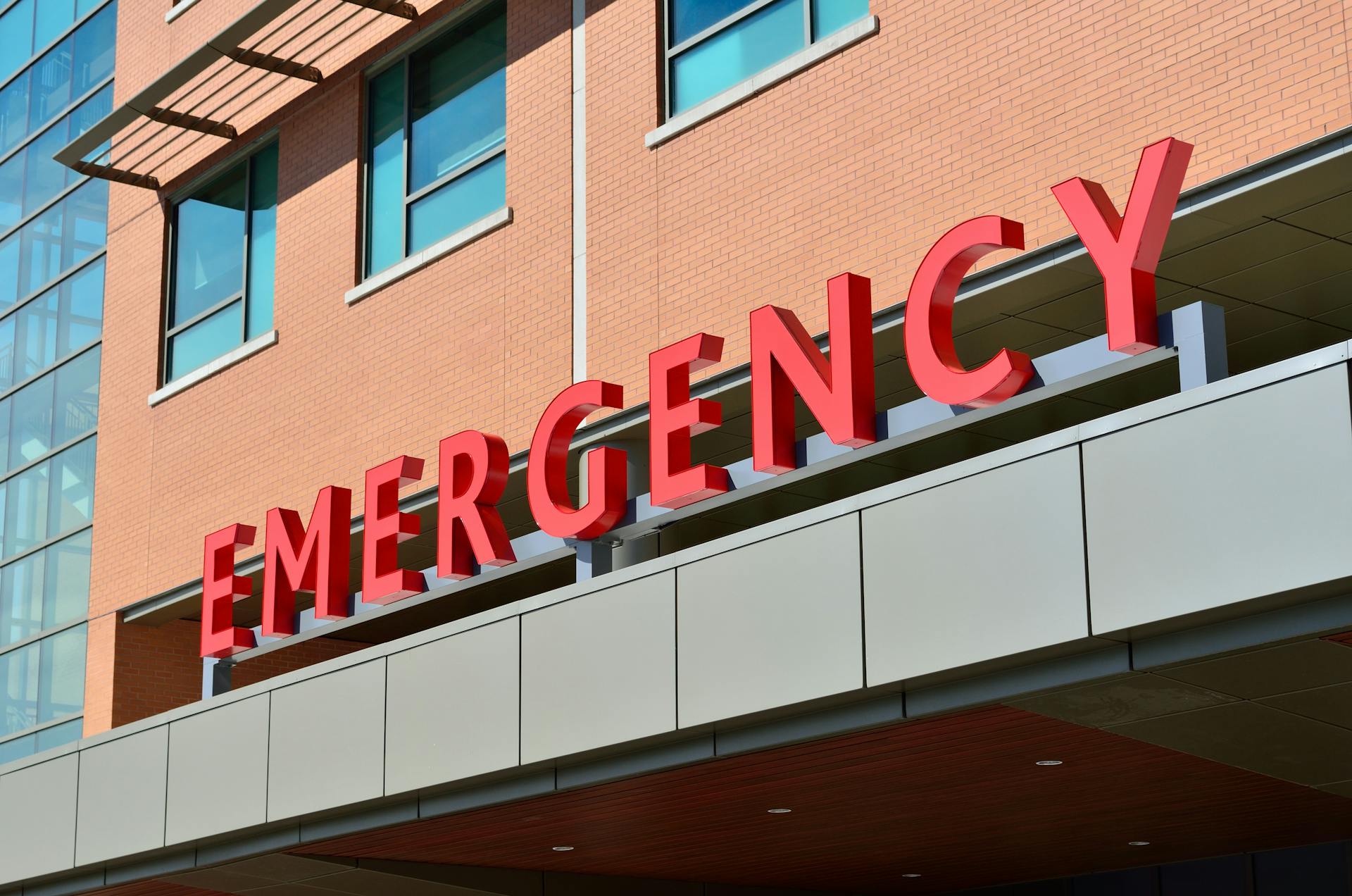 Un panneau d'urgence à l'extérieur d'un hôpital | Source : Pexels