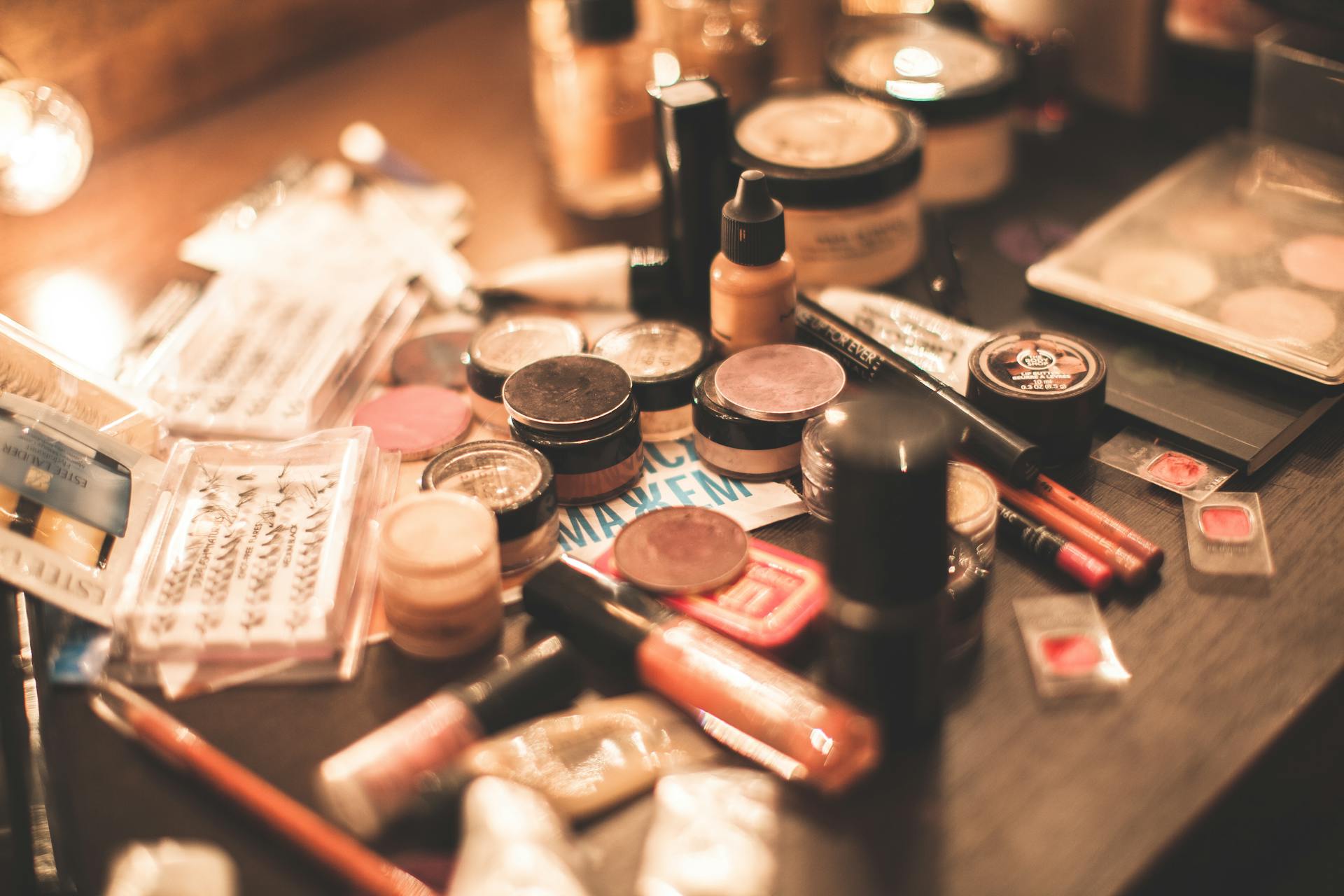 Des produits de maquillage sur une table | Source : Pexels