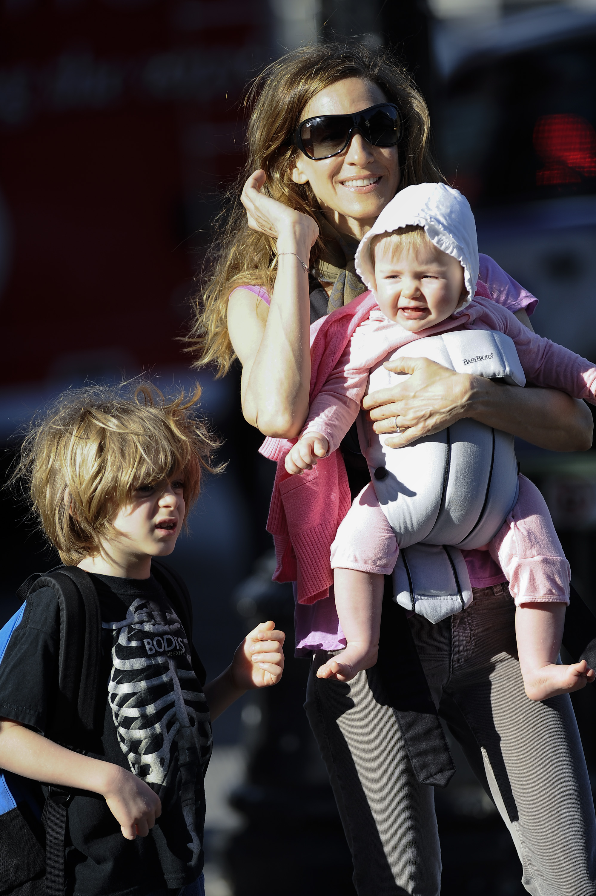 Sarah Jessica Parker avec son fils James et l'une de ses filles jumelles à New York le 07 avril 2010 | Source : Getty Images