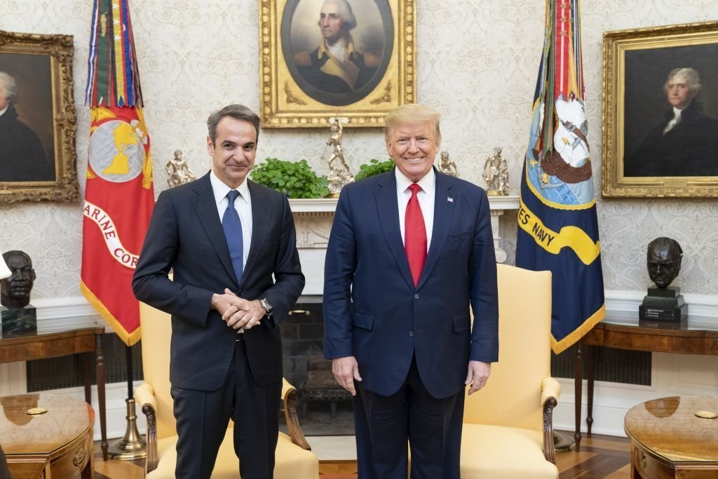 Le premier ministre grec Kyriakos Mitsotakis (à gauche) rencontre le président des États-Unis Donald Trump (à droite) dans le bureau ovale de la Maison-Blanche à Washington. | Photo : Getty Images