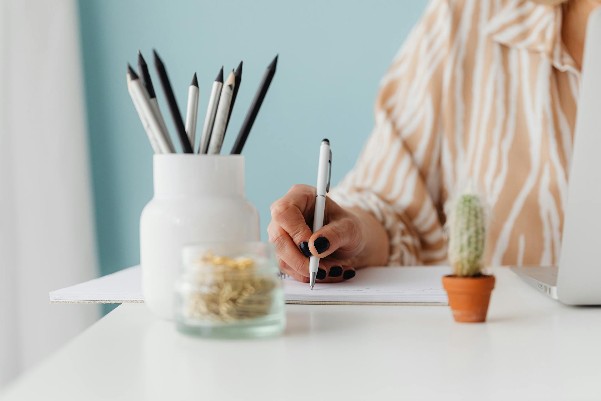 Une femme qui écrit sur du papier | Source : Pexels