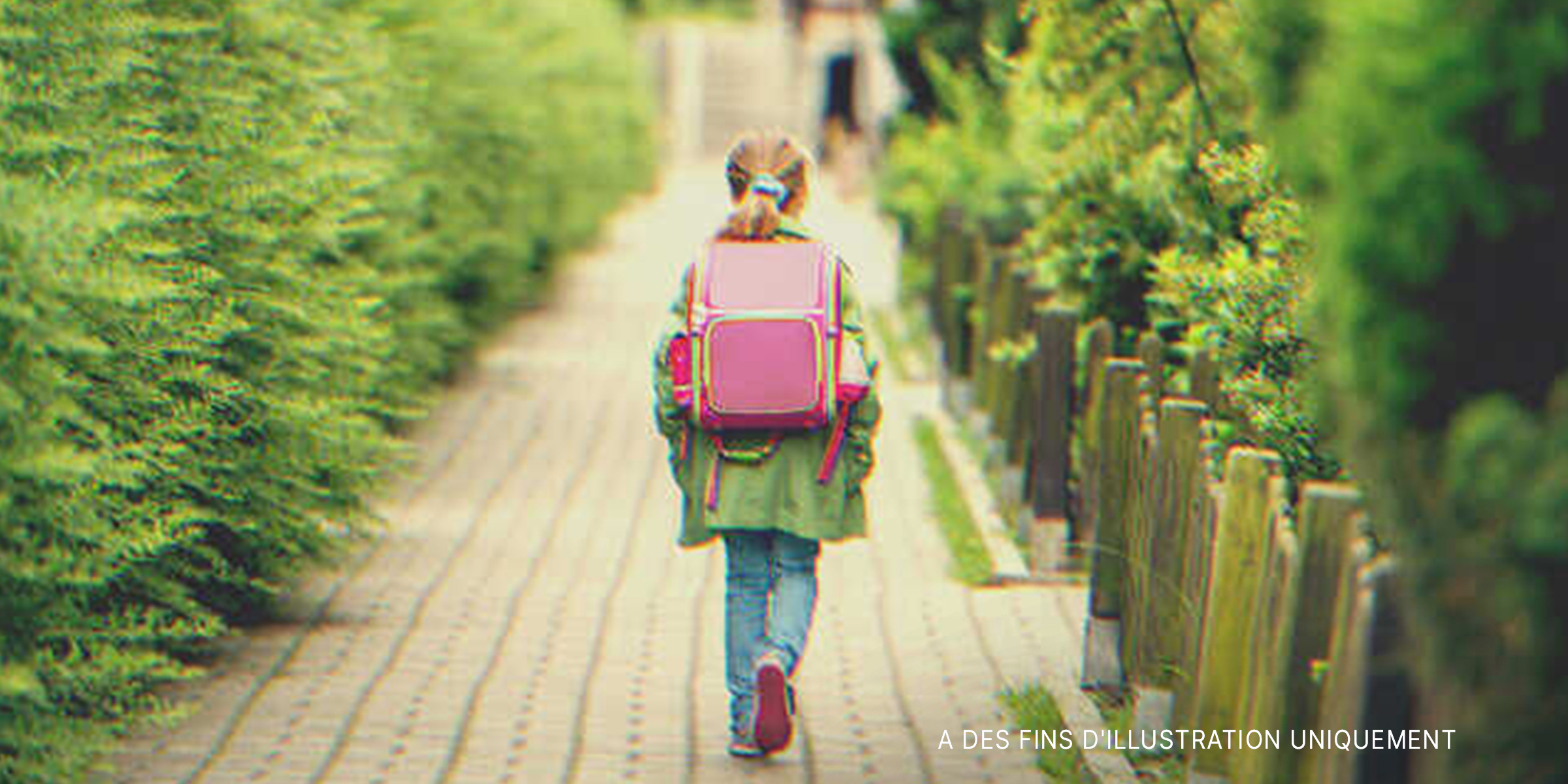 Une petite fille portant un sac à dos | Source : Shutterstock