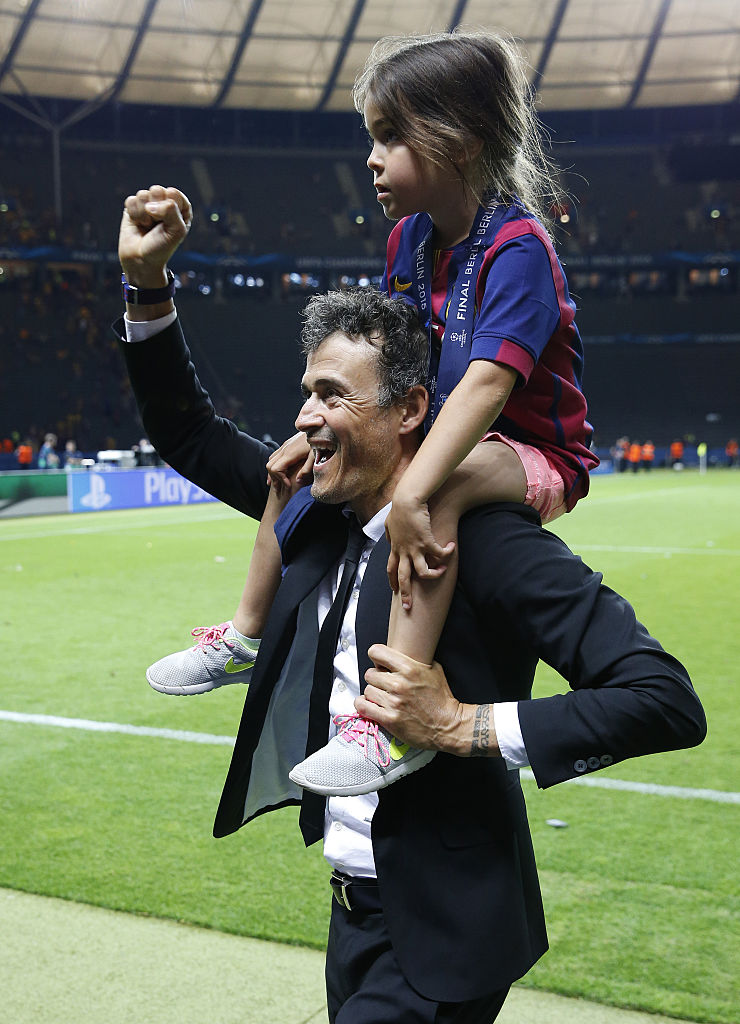 Luis Enrique Martinez, célèbre la victoire avec sa fille Xana, sur ses épaules, après la finale de la Ligue des champions de l'UEFA entre la Juventus Turin et le FC Barcelone à l'Olympiastadion, le 6 juin 2015 à Berlin, en Allemagne.