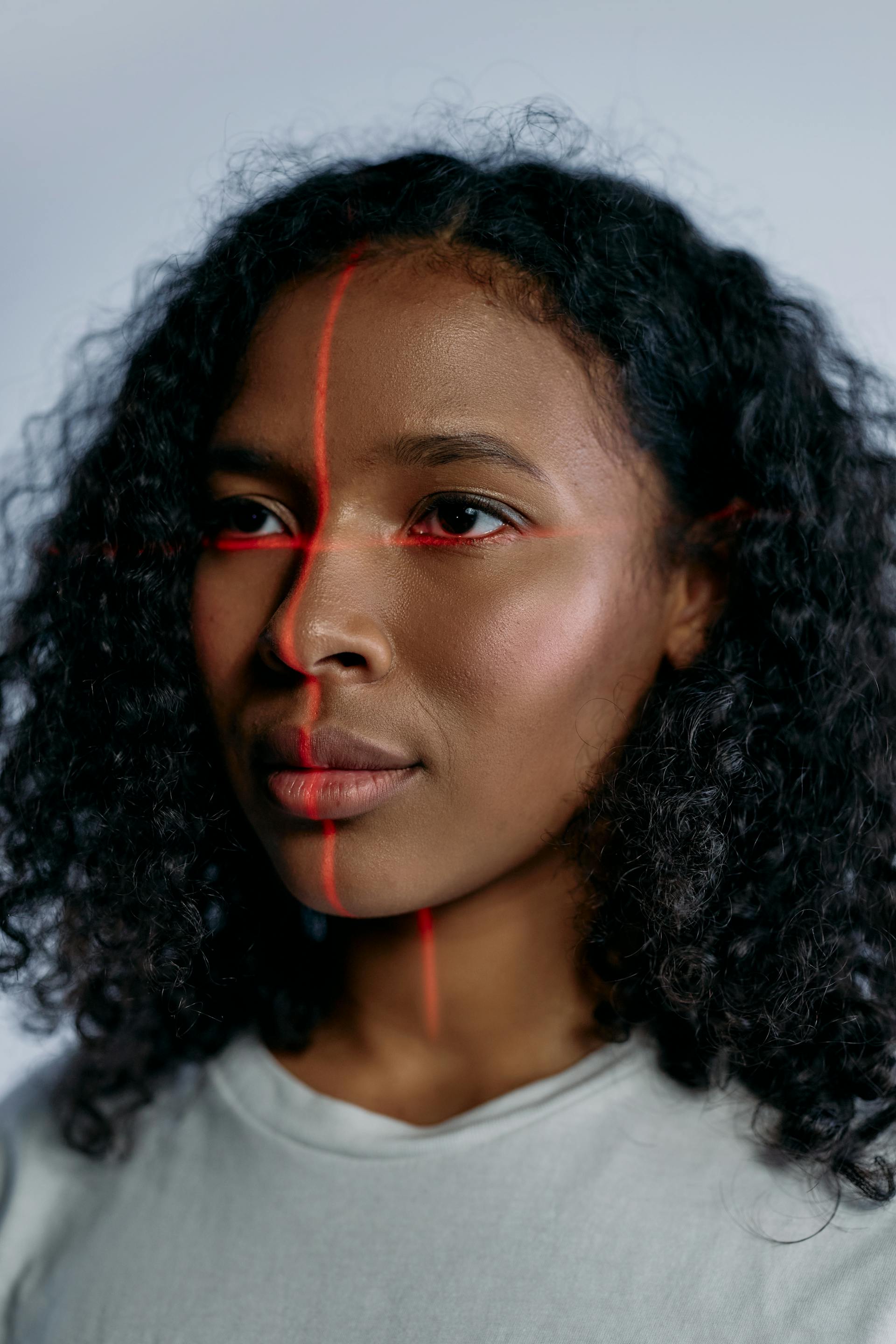 Une femme avec des lumières qui éclairent son visage | Source: Pexels