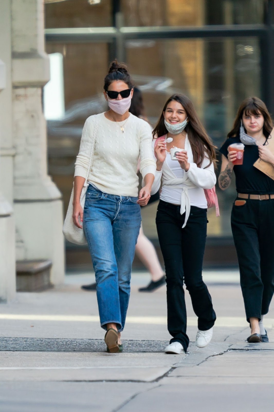 Le 8 septembre 2020, Katie Holmes et sa fille ont été aperçues en train de profiter d'une journée à New York. Aujourd'hui adolescente, Suri partage un lien étroit avec sa mère, qui l'a élevée en grande partie seule, loin des feux de la rampe. | Source : Getty Images