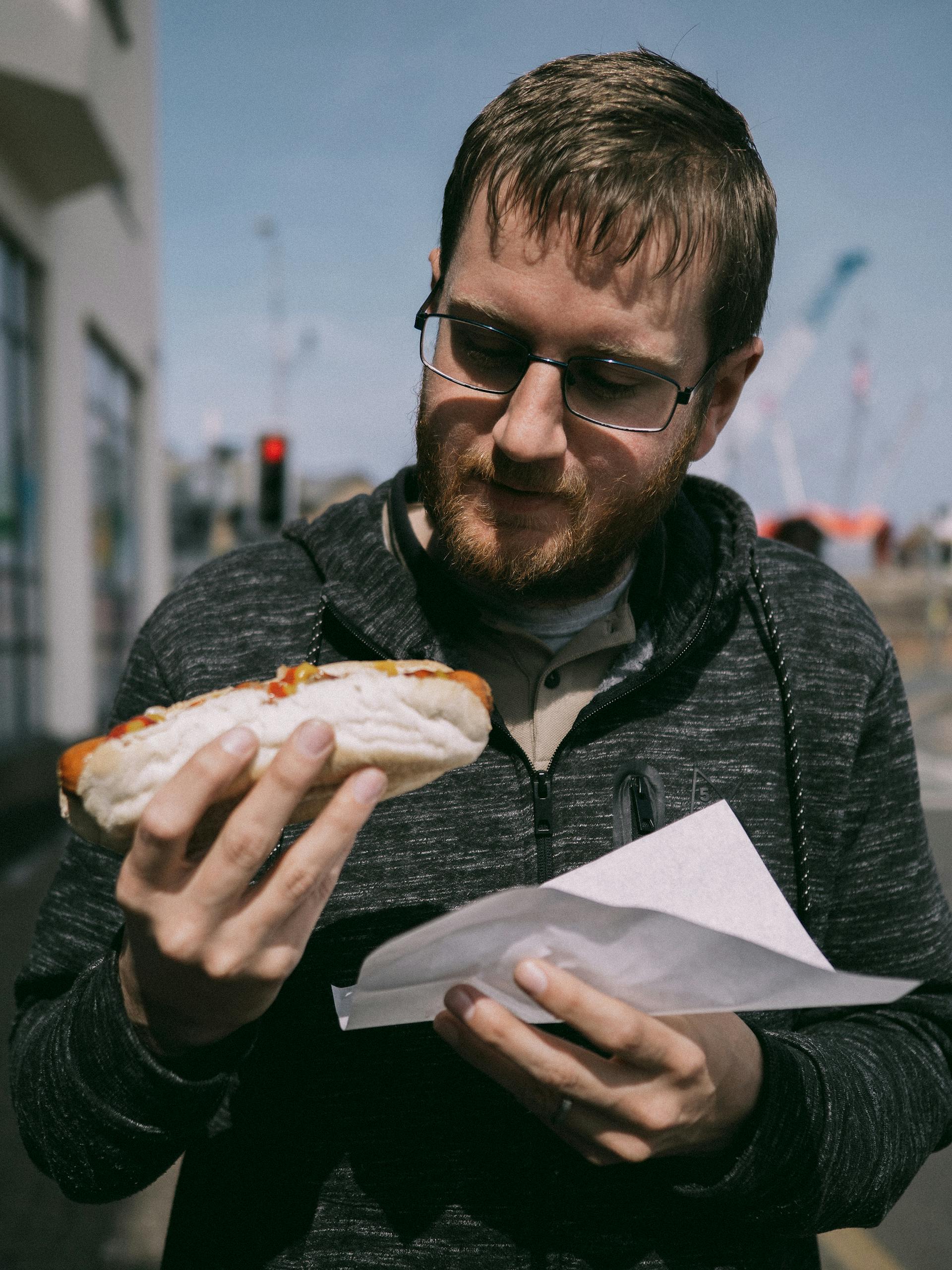 Un homme sur le point de manger un hot-dog | Source : Pexels