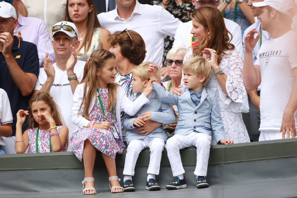 Mirka Federer, l'épouse de Roger Federer, et leurs quatre enfants, les jumelles identiques Myla et Charlene, âgées de 7 ans, et les jumeaux identiques Leo et Lenny, âgés de 3 ans, applaudissent depuis les tribunes après la finale du simple messieurs remportée par Roger Federer lors du tournoi de tennis de Wimbledon, au All England Lawn Tennis and Croquet Club, à Wimbledon, le 16 juillet 2017, à Londres, en Angleterre I Source : Getty Images