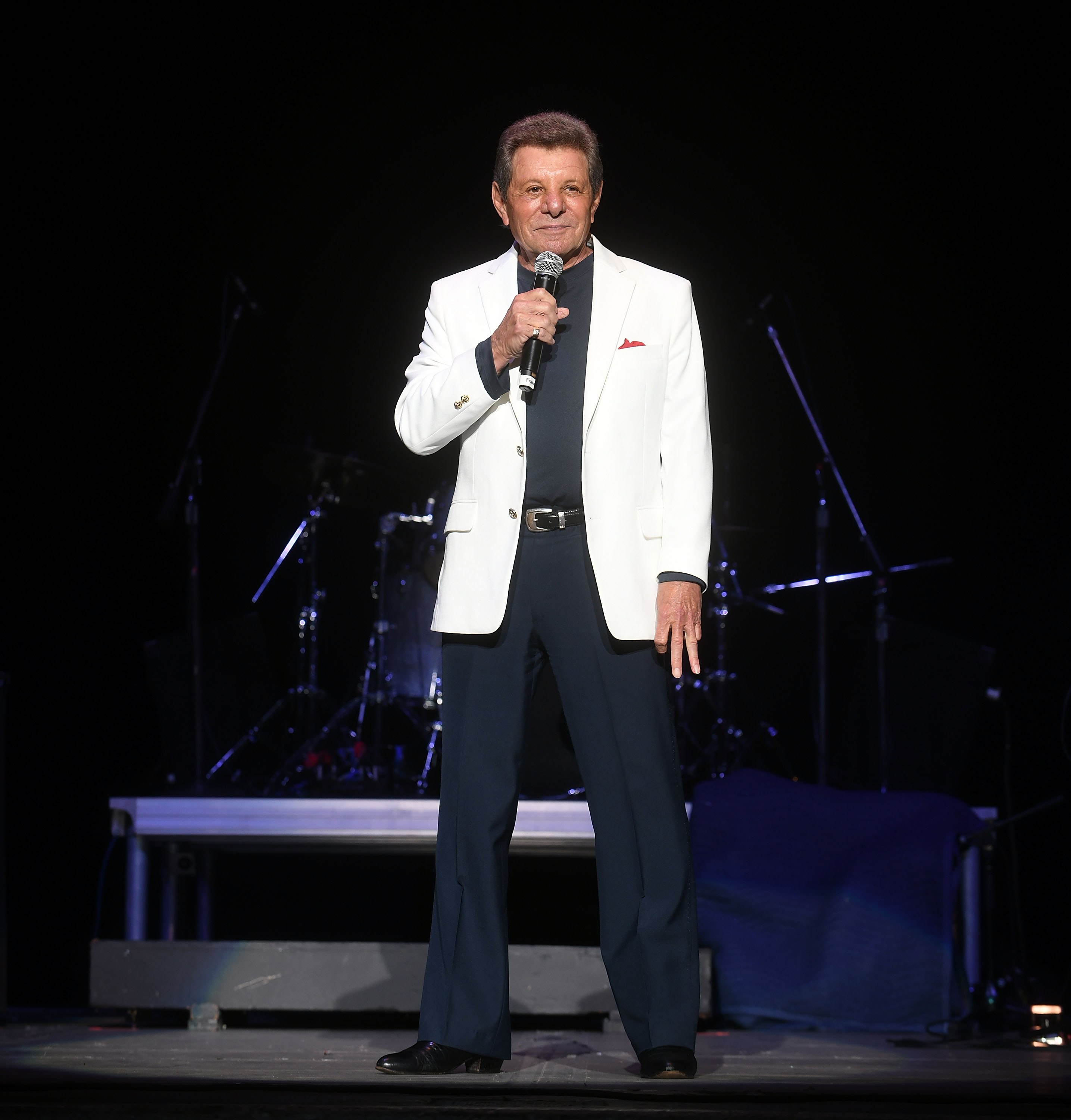 Frankie Avalon se produit lors du spectacle Cousin Brucie Palisades Park Reunion, le 9 septembre 2022, à Holmdel, dans le New Jersey. | Source : Getty Images