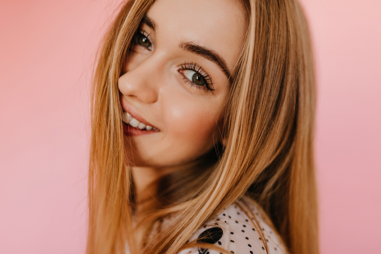 Une jeune fille qui sourit | Source : Freepik