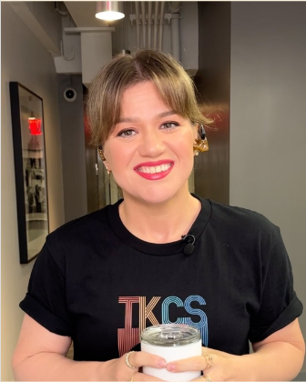 Kelly Clarkson inaugurant une nouvelle coiffure, extrait d'une vidéo postée le 23 septembre 2024 | Source : Instagram/kellyclarksonshow