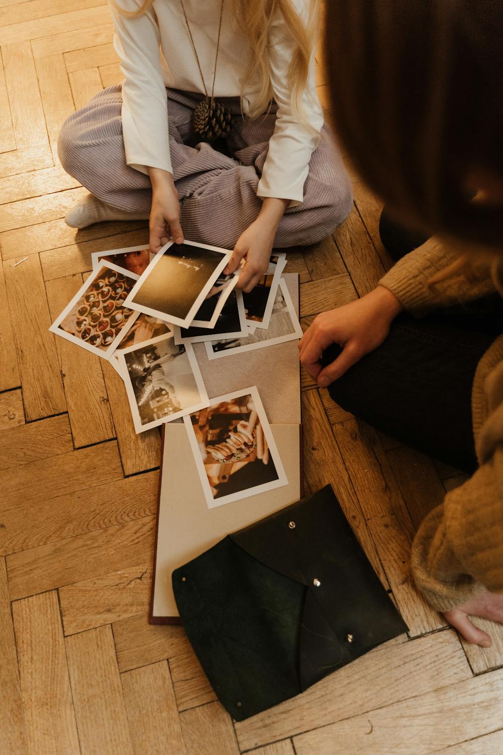 Family looking at photos | Source: Pexels