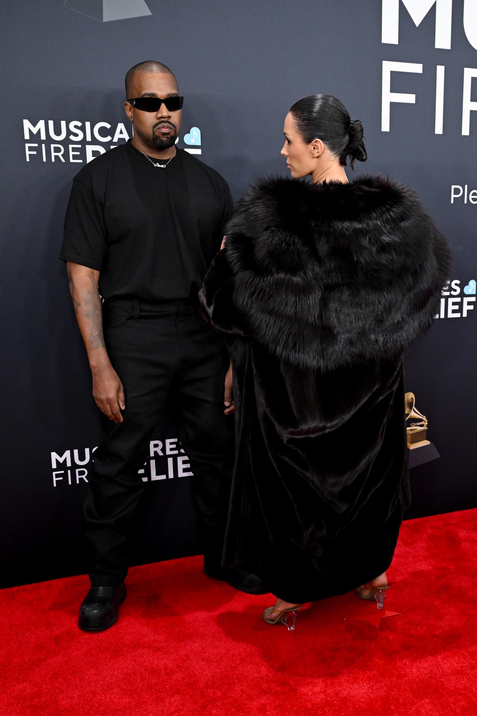 Kanye West et Bianca Censori sur le point de faire une scène sur le tapis rouge des Grammys. | Source : Getty Images