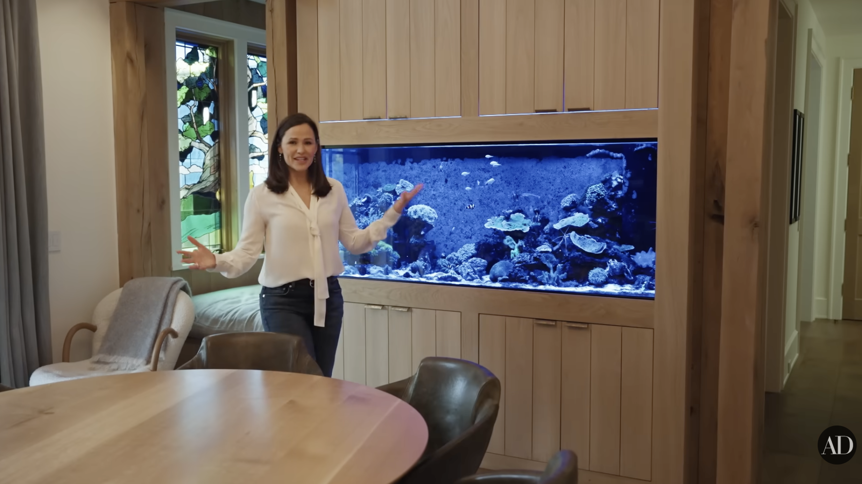 Jennifer Garner montrant son aquarium d’eau salée, comme on peut le voir sur la vidéo YouTube d’Architectural Digest postée le 4 septembre 2024. | Source : YouTube/Architectural Digest