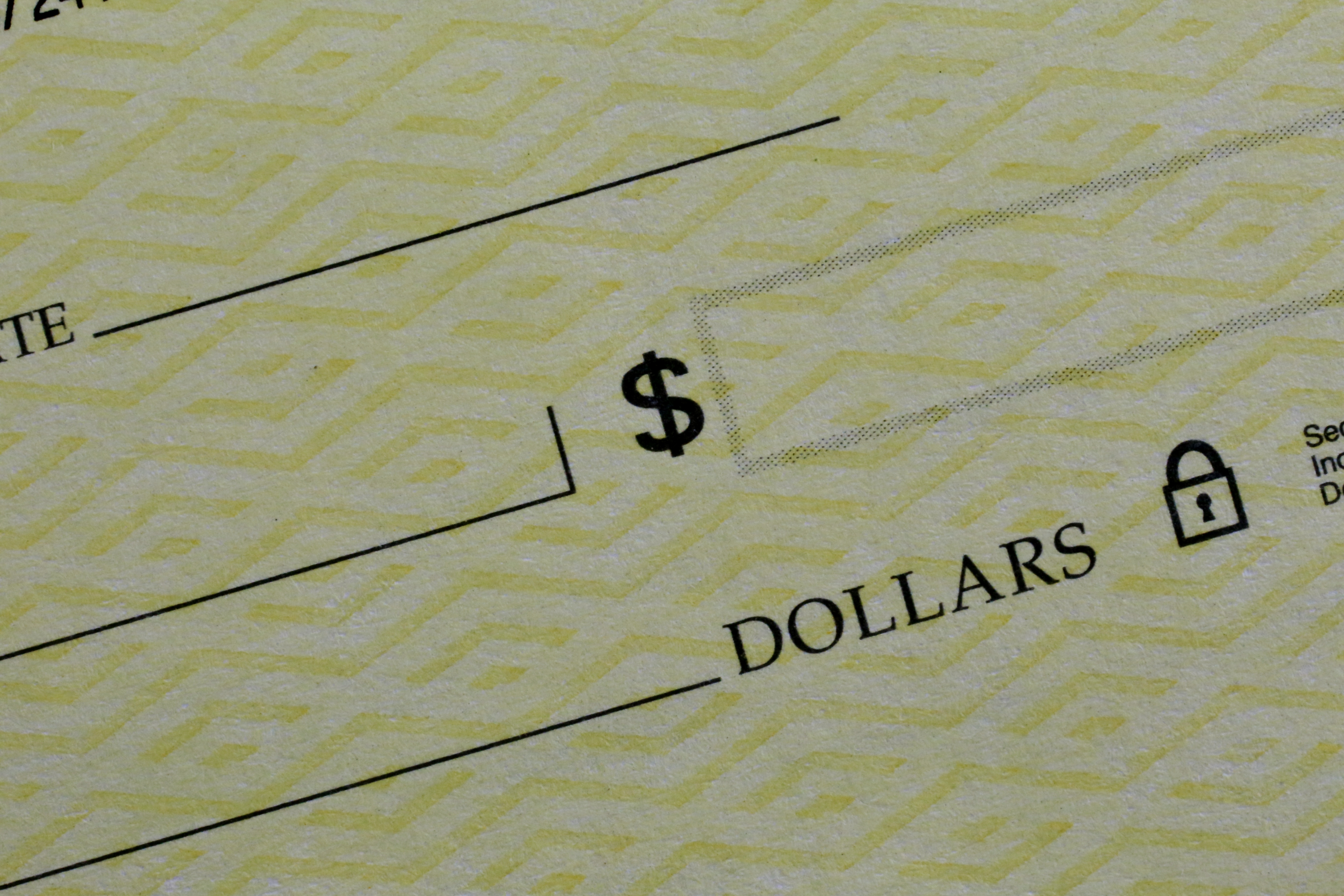 Un chèque en papier | Source : Getty Images