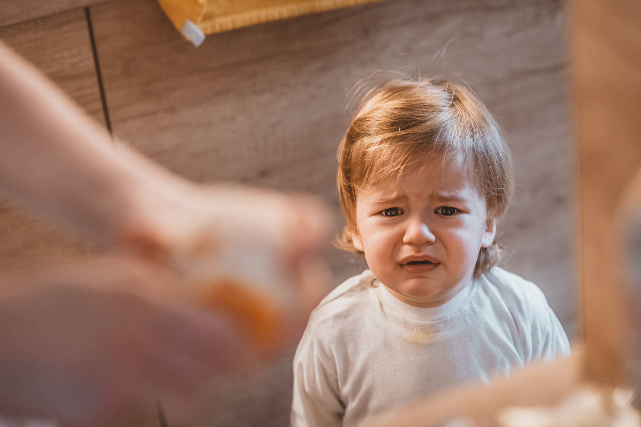 Petit garçon l'air fâché et triste I Photo d'illustration I Source : Getty Images