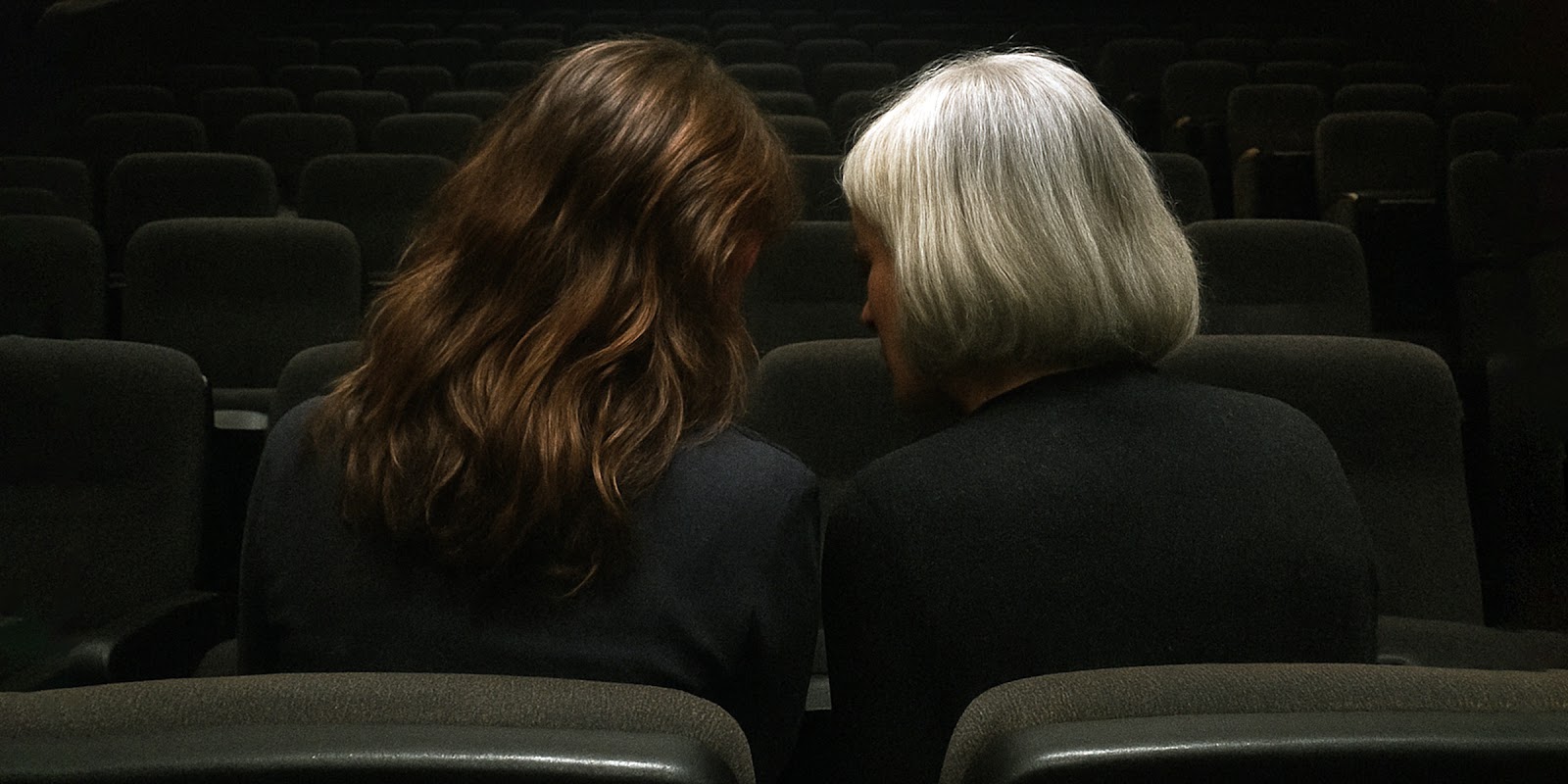 Deux femmes en train de bavarder. | Source : Sora