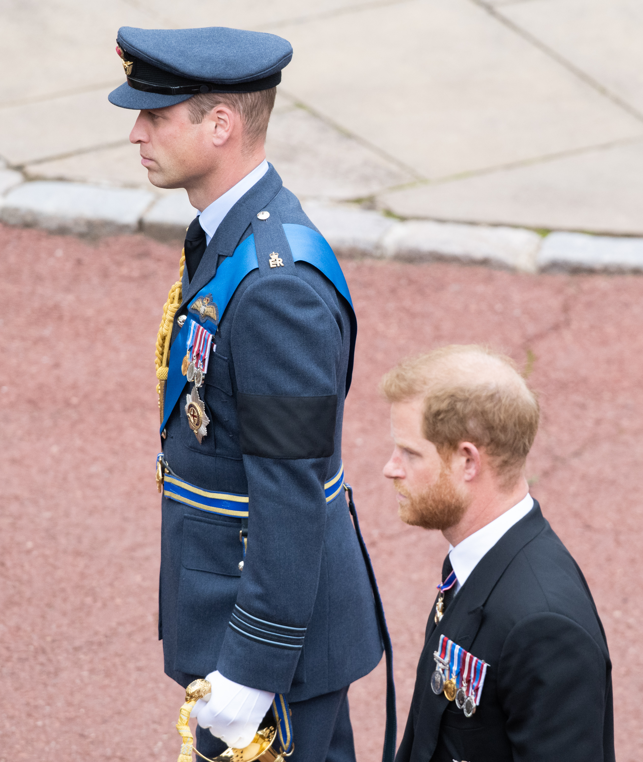 Le prince William et le prince Harry lors du service d'inhumation de Sa Majesté la reine Élisabeth II à Windsor, en Angleterre, le 19 septembre 2022 | Source : Getty Images