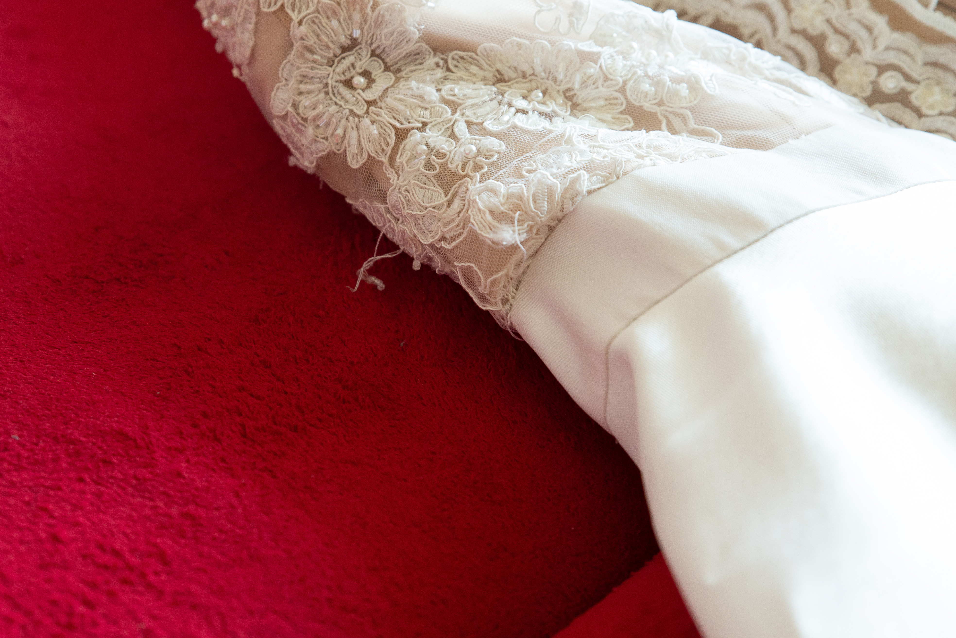 Gros plan sur une robe blanche déchirée | Source : Shutterstock