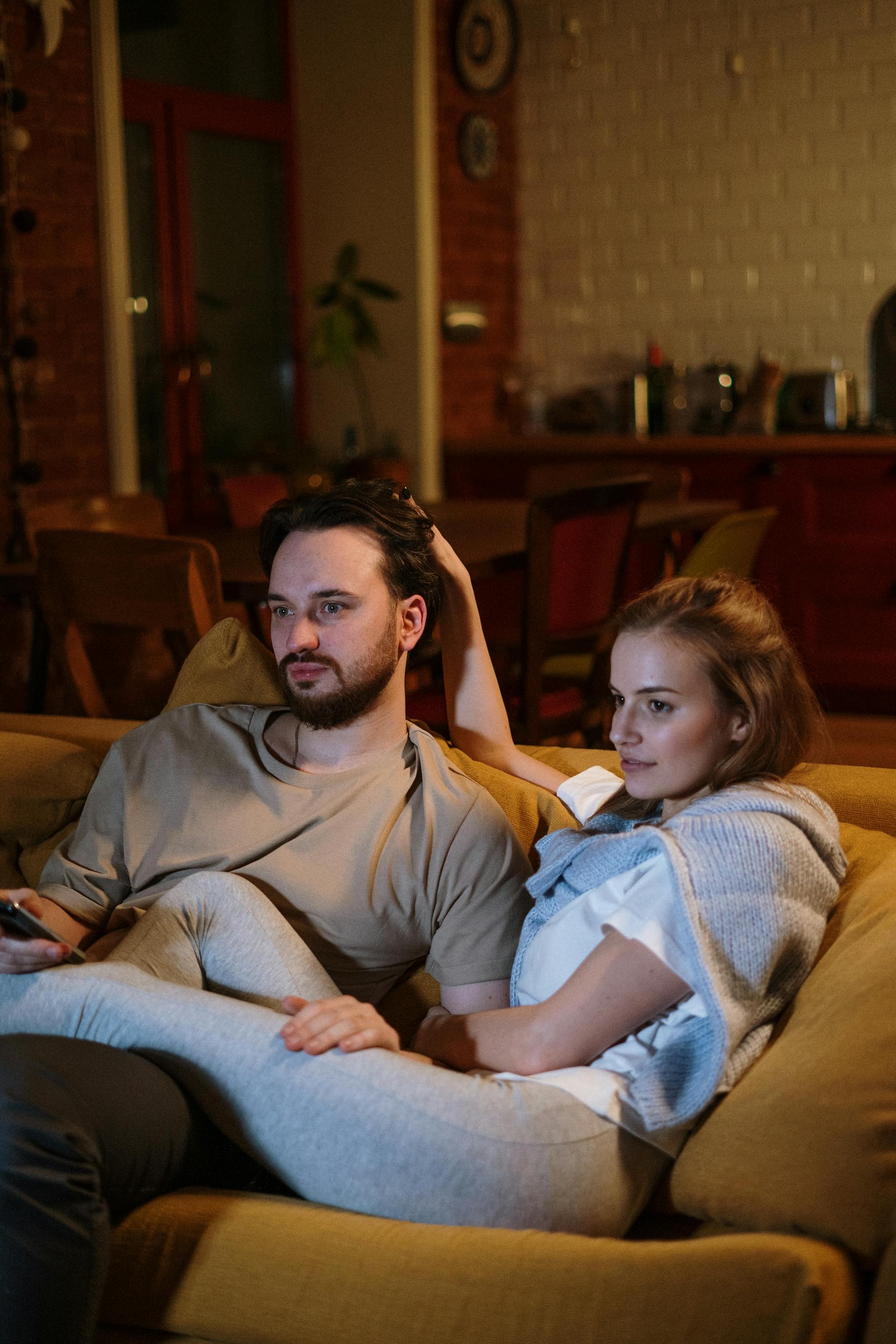 Un couple assis ensemble sur un canapé | Source : Pexels