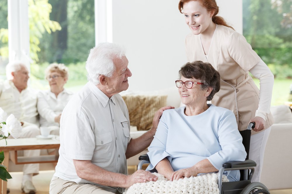 Un aîné rend visite à son épouse atteinte de la maladie d'Alzheimer à la maison de retraite. | Source : Shutterstock
