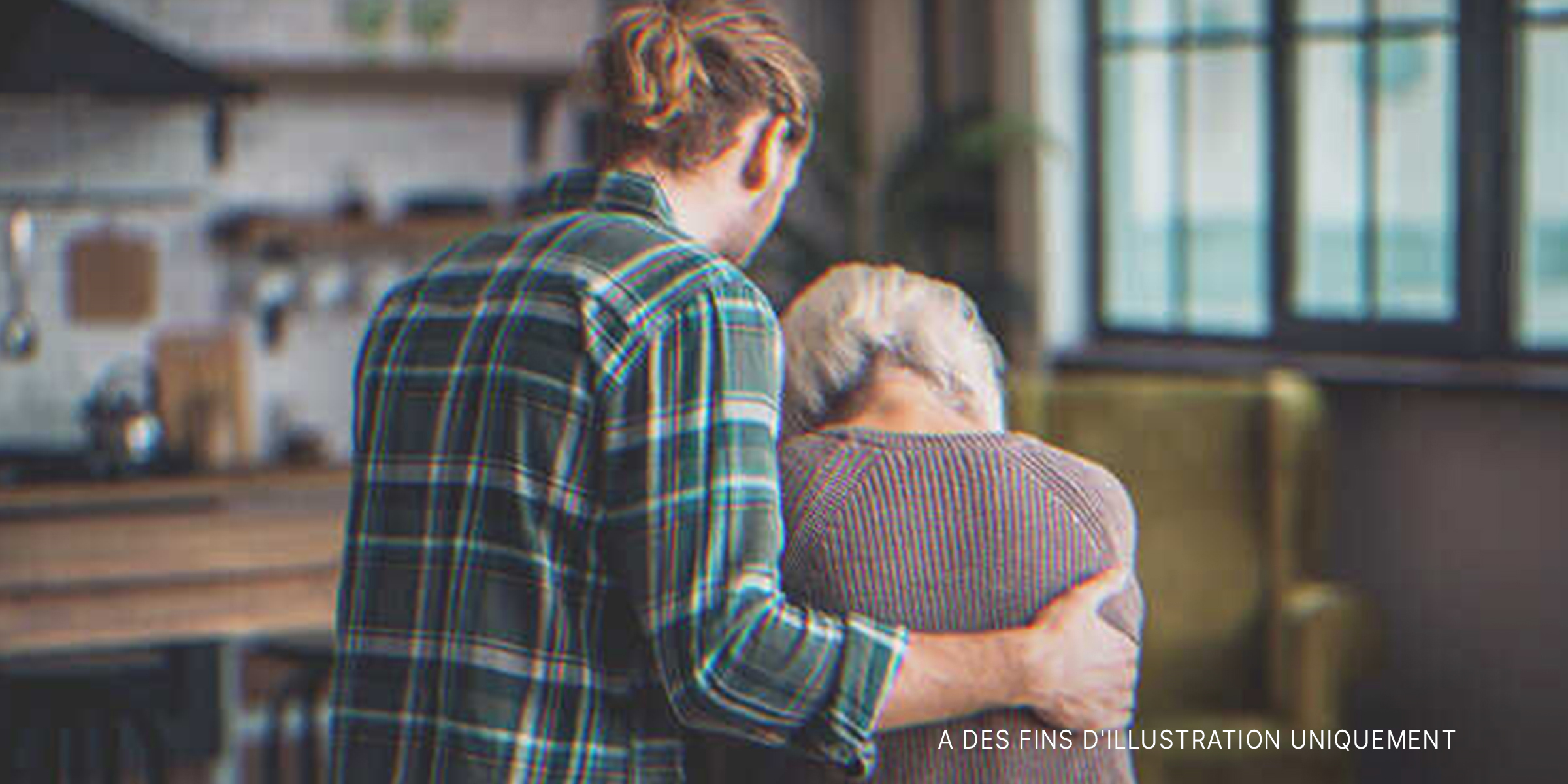 Un jeune homme prenant soin d'une femme âgée | Source : Shutterstock