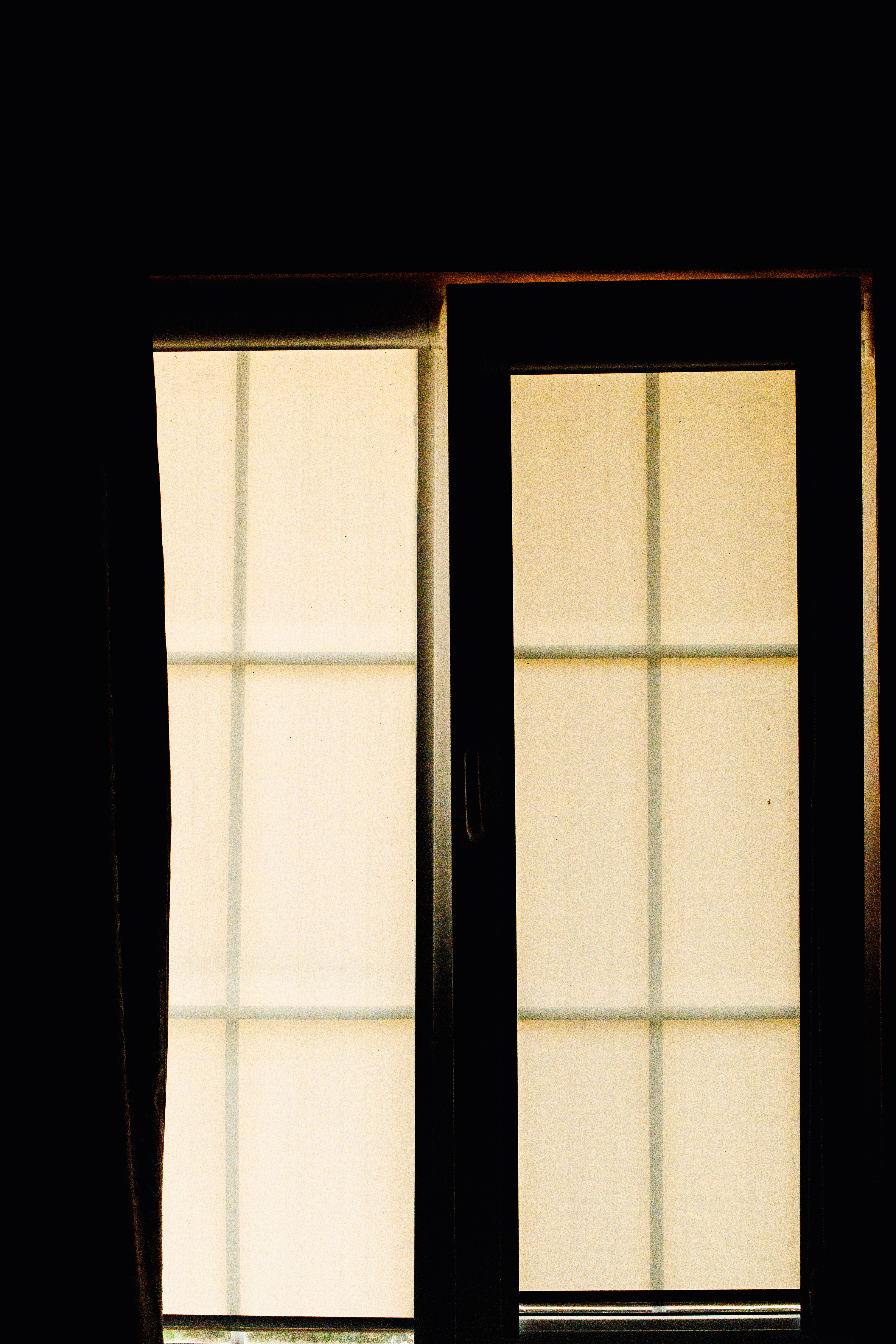 Une pièce sombre avec une fenêtre ouverte | Source : Getty Images