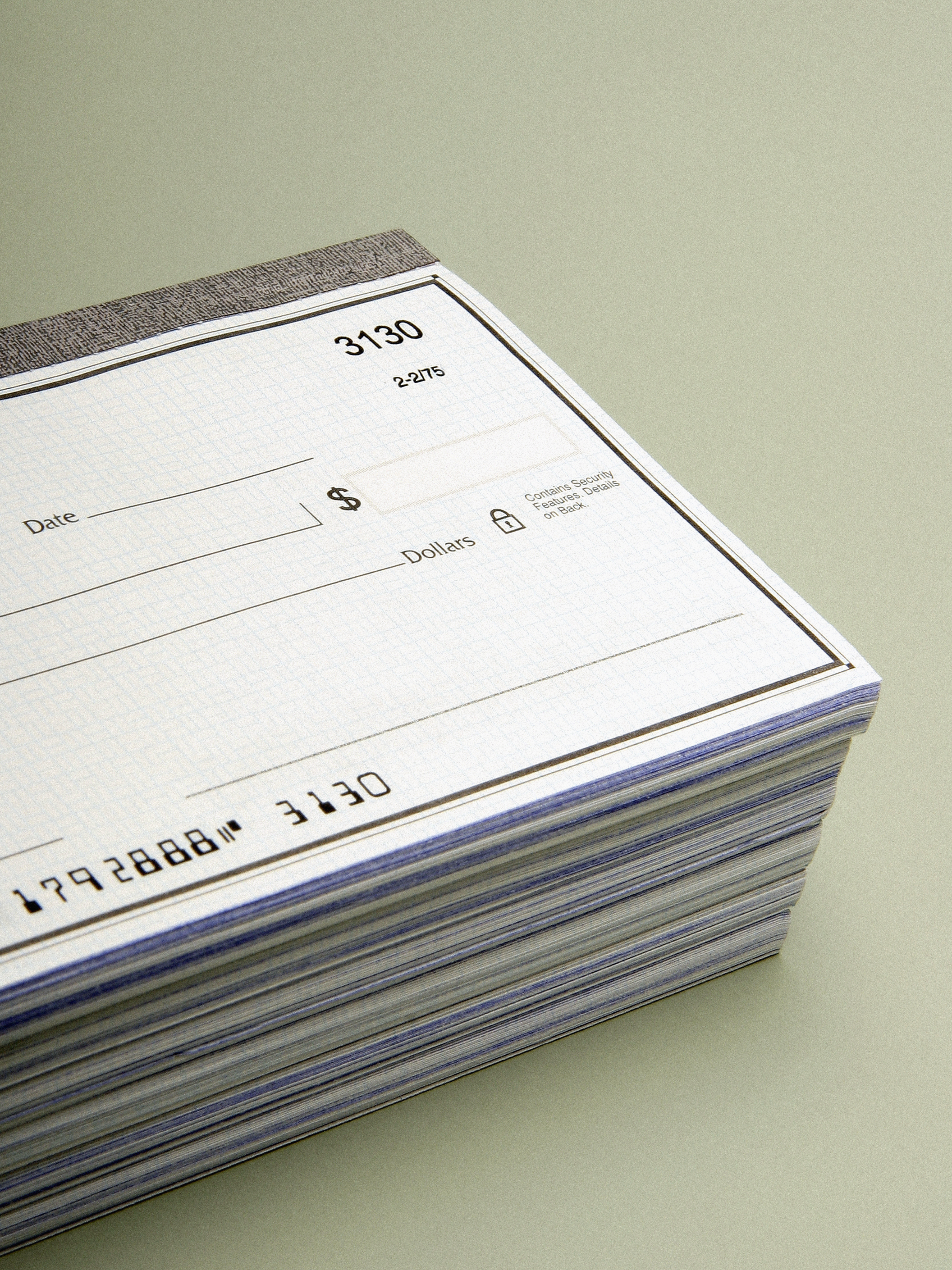 Une pile de chèques en blanc | Source : Getty Images