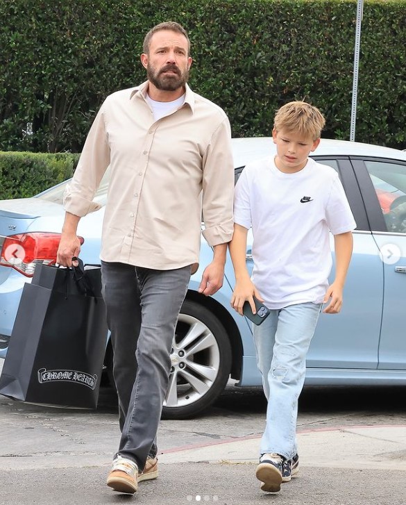 Ben et Samuel Affleck en pleine séance de shopping à Los Angeles dans un post mis en ligne le 3 novembre 2024 | Source : Instagram/la.gossiptv