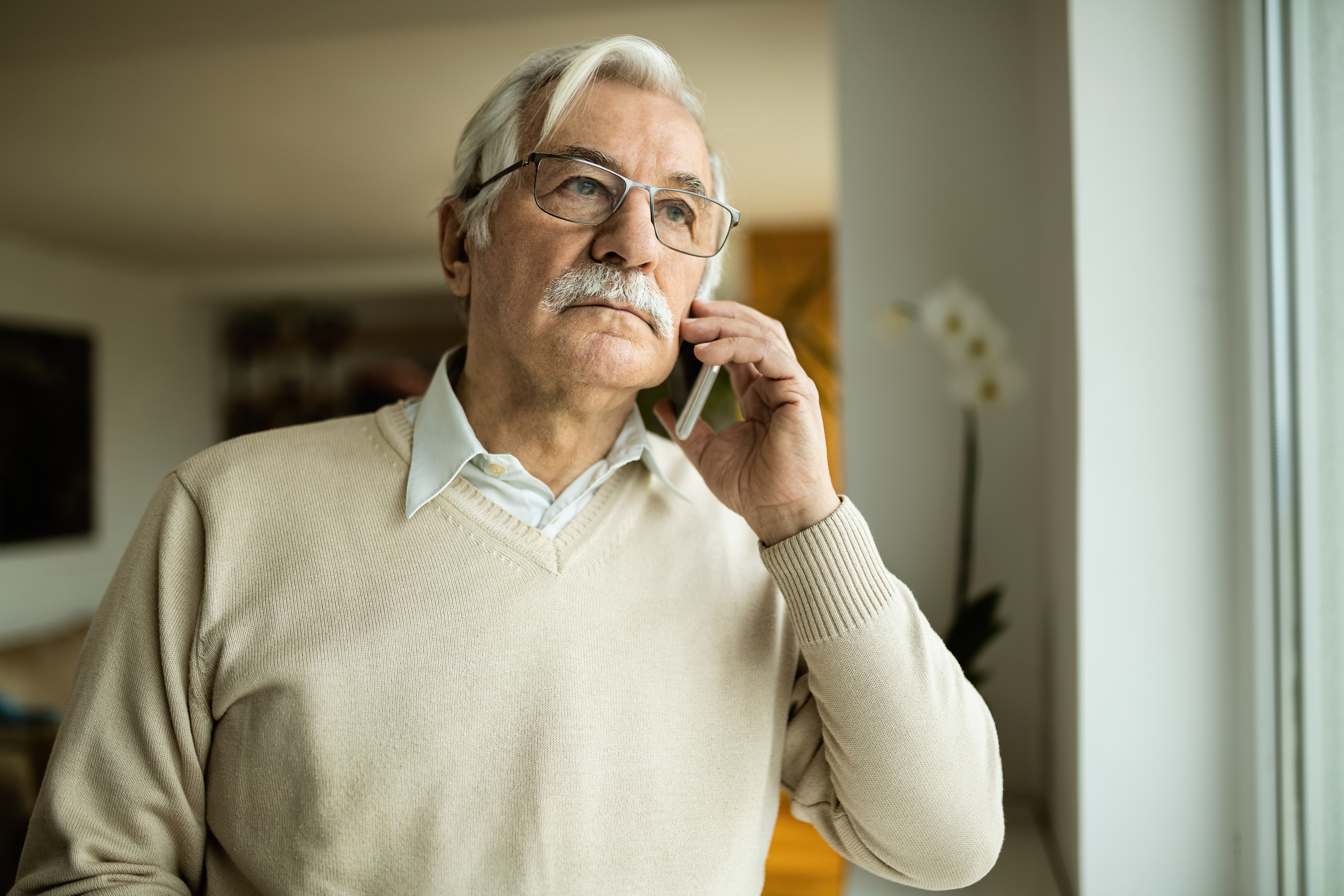 Un homme âgé qui parle au téléphone | Source : Shutterstock