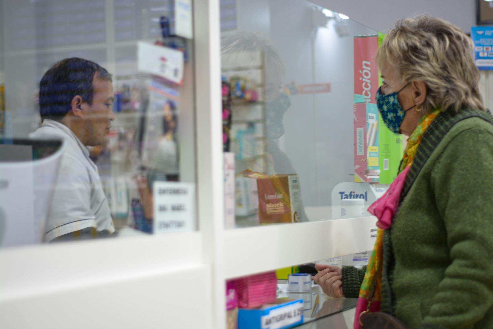 Una mujer en una farmacia | Fuente: Pexels