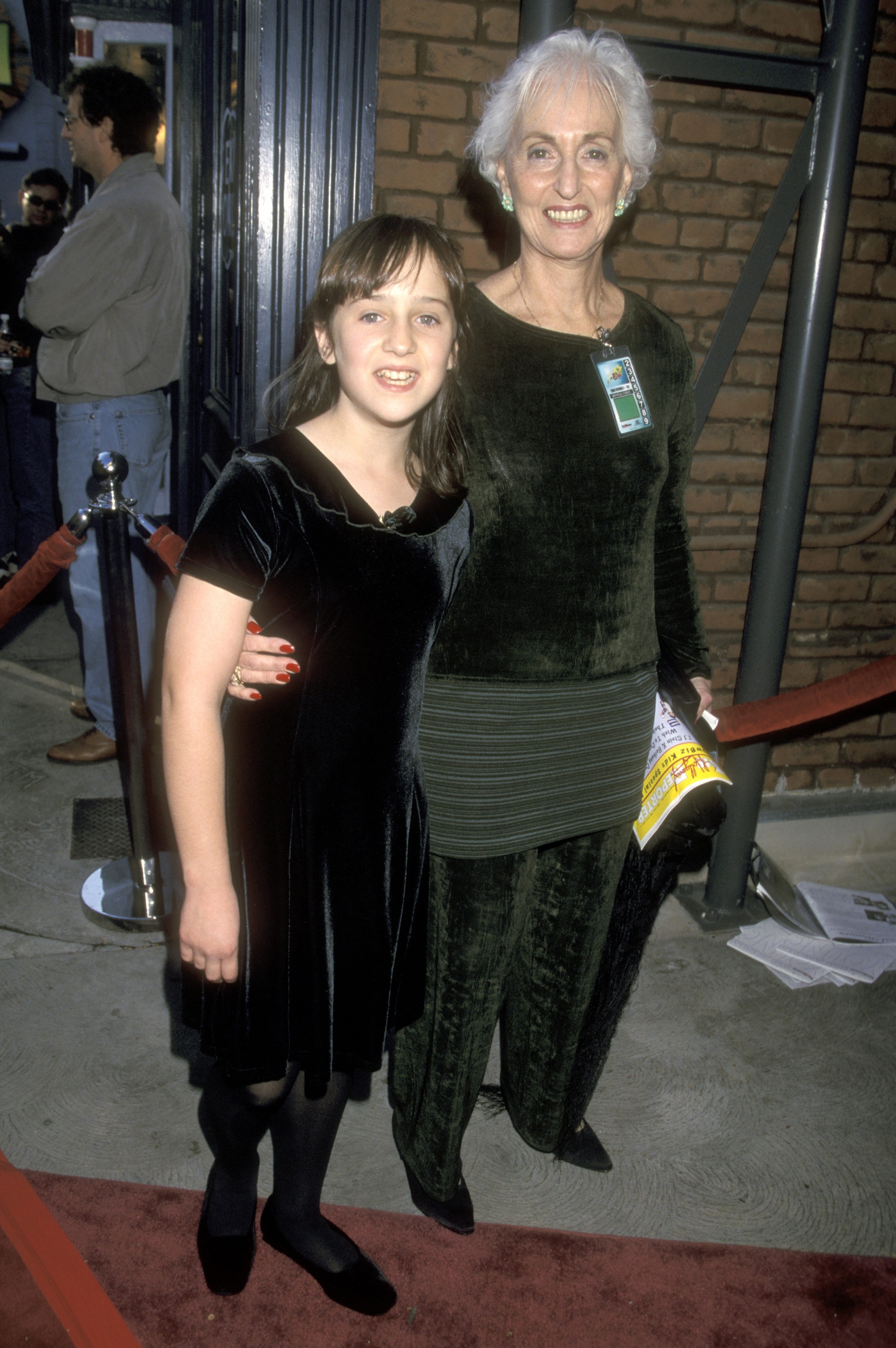 Mara Wilson et sa grand-mère assistent à la troisième remise de prix annuelle YoungStar du Hollywood Reporter à Universal City, Californie, le 8 novembre 1998 | Source : Getty Images