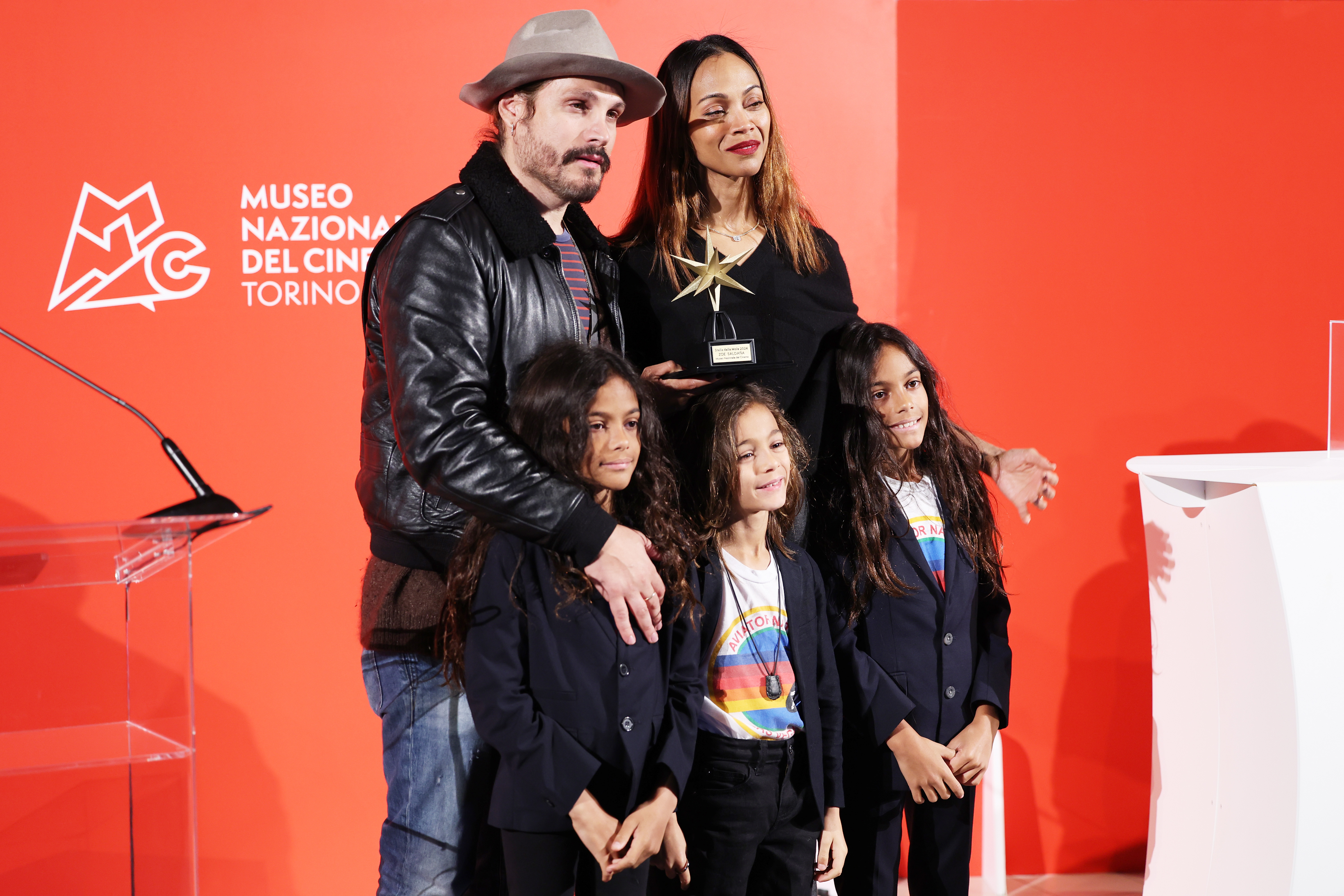 Marco Perego et Zoe Saldaña avec leurs enfants Cy, Bowie et Zen Perego-Saldaña. | Source : Getty Images