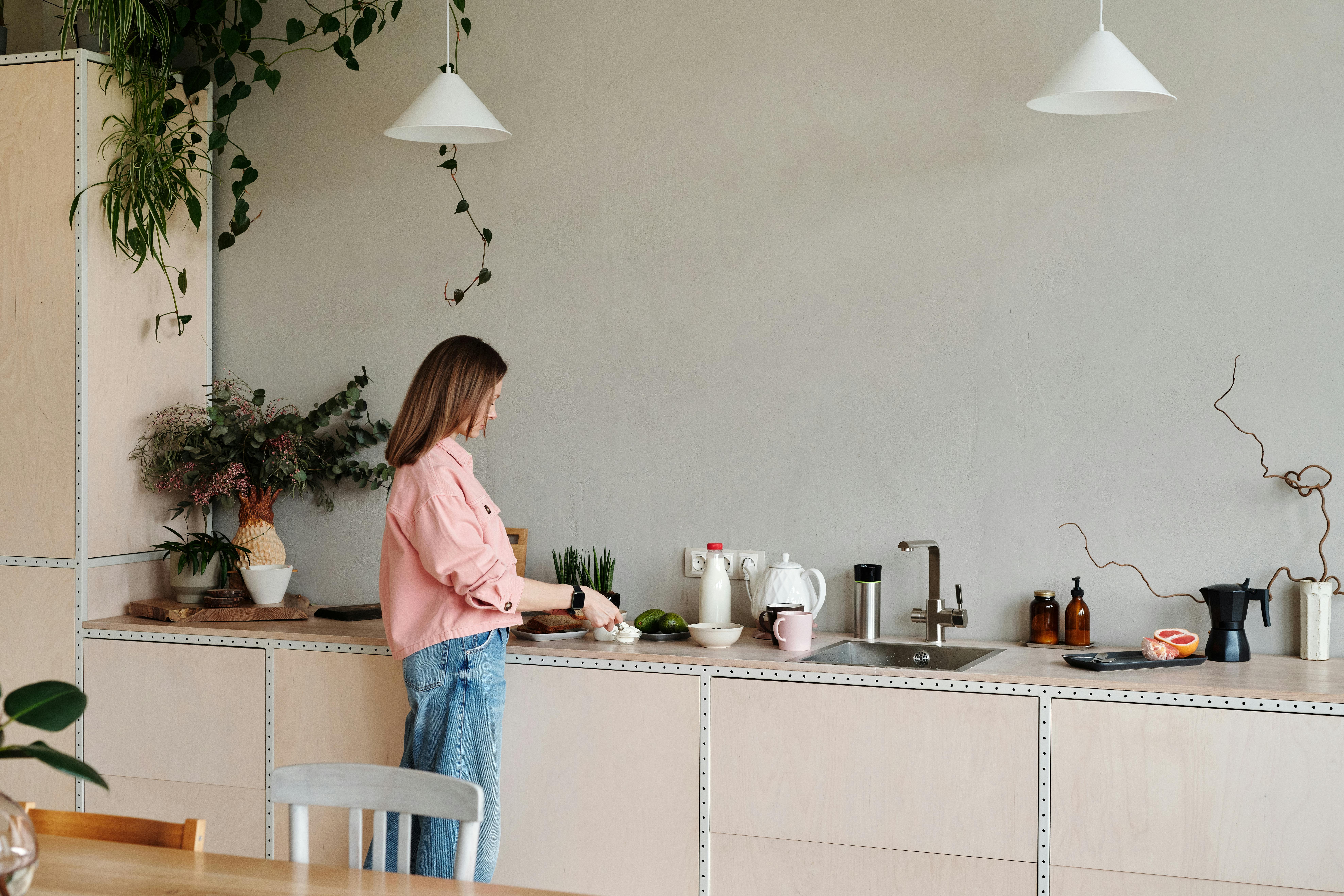 Une femme debout dans sa cuisine | Source : Pexels