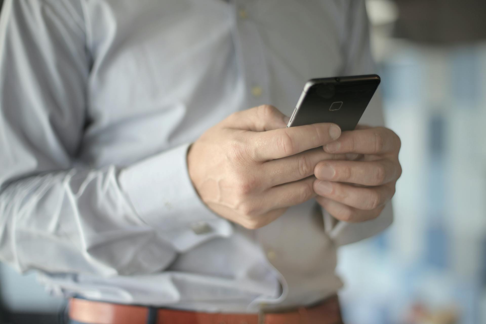 Un homme utilisant son téléphone | Source : Pexels