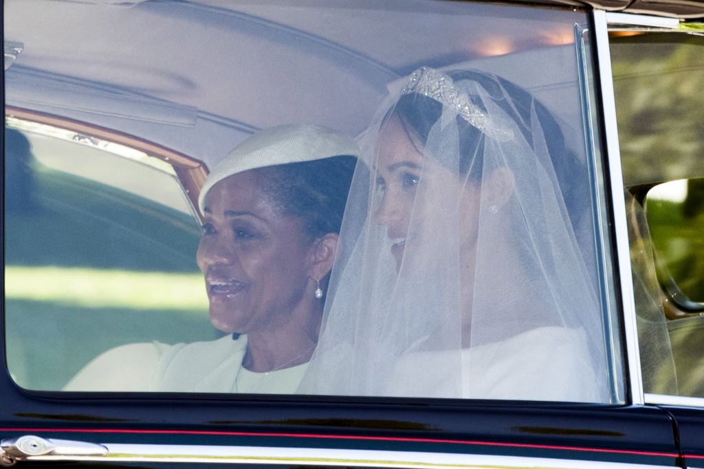 La duchesse de Sussex et Doria Ragland se rendent à la cérémonie de mariage en avril 2018 | Photo : Getty Images